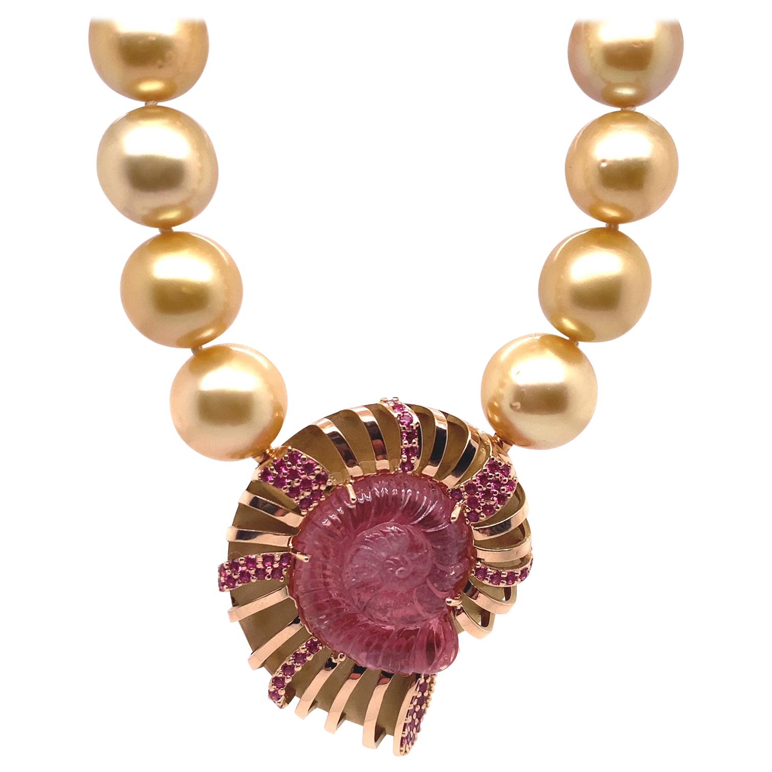 Collier de perles des mers du Sud orné d'un fermoir en or 18 carats avec tourmaline sculptée