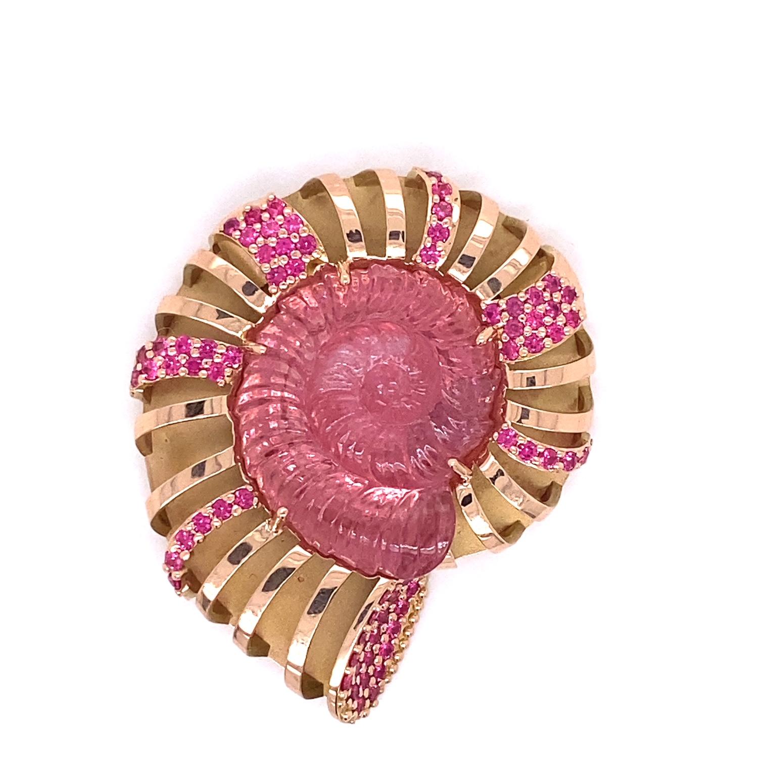 Ein Strang mit 9,4-12,7 mm großen, runden, goldenen Südseeperlen mit einem Verschluss aus 18 Karat Roségold in Modulform. Mit einer Schließe aus 18 Karat Roségold, besetzt mit einem geschnitzten 236,7-karätigen rosa Turmalin-Ammoniten und 78 runden