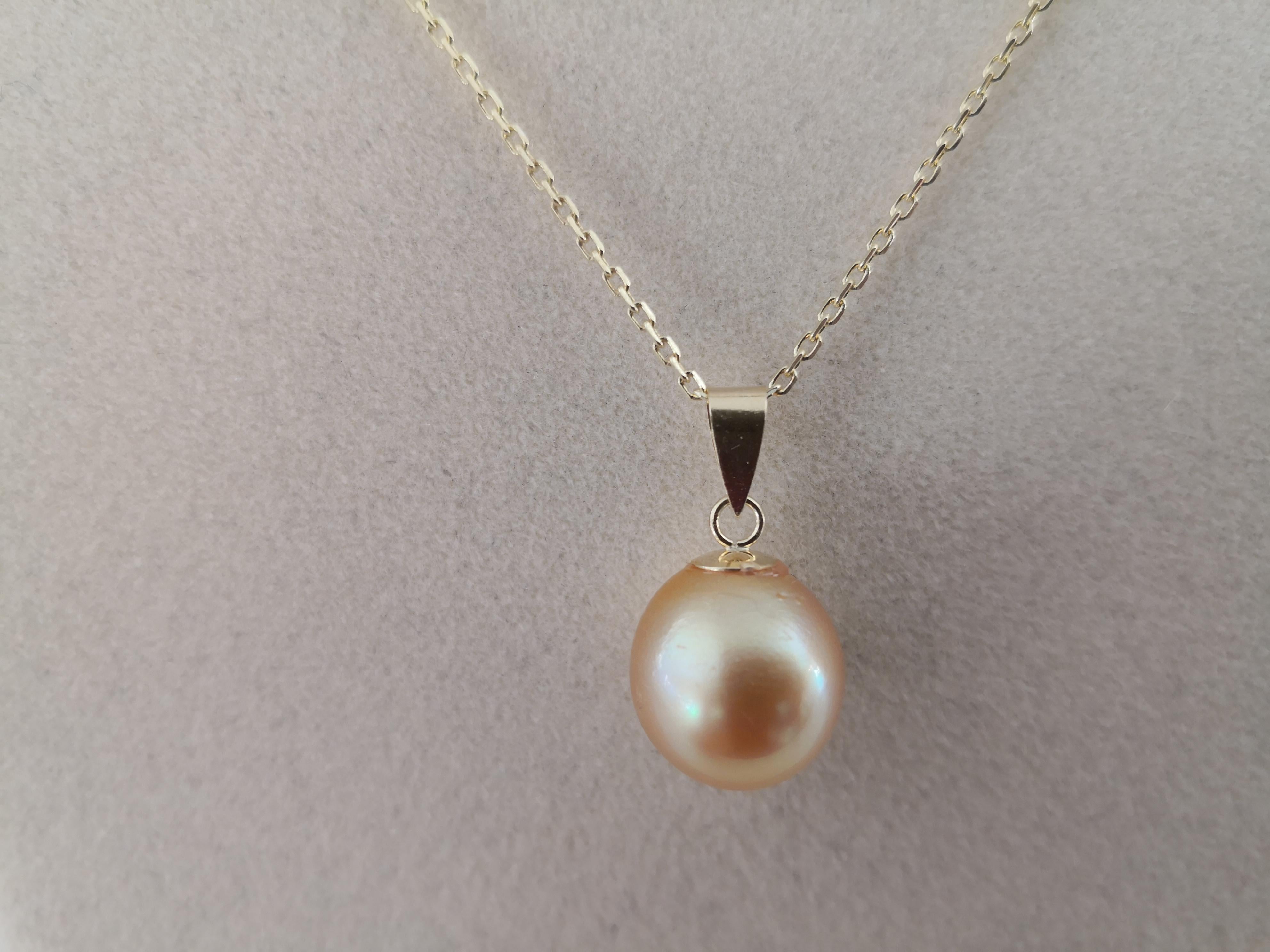 - Natural Color South Sea Pearl Pendant

- Origin: Australian ocean waters

- Produced by Pinctada Maxima Oyster

- 18 karats Yellow Gold mounting 

- 40 cm long chain manufactured in 18 karats yellow gold

- Size of Pearls 12 mm of diameter

-