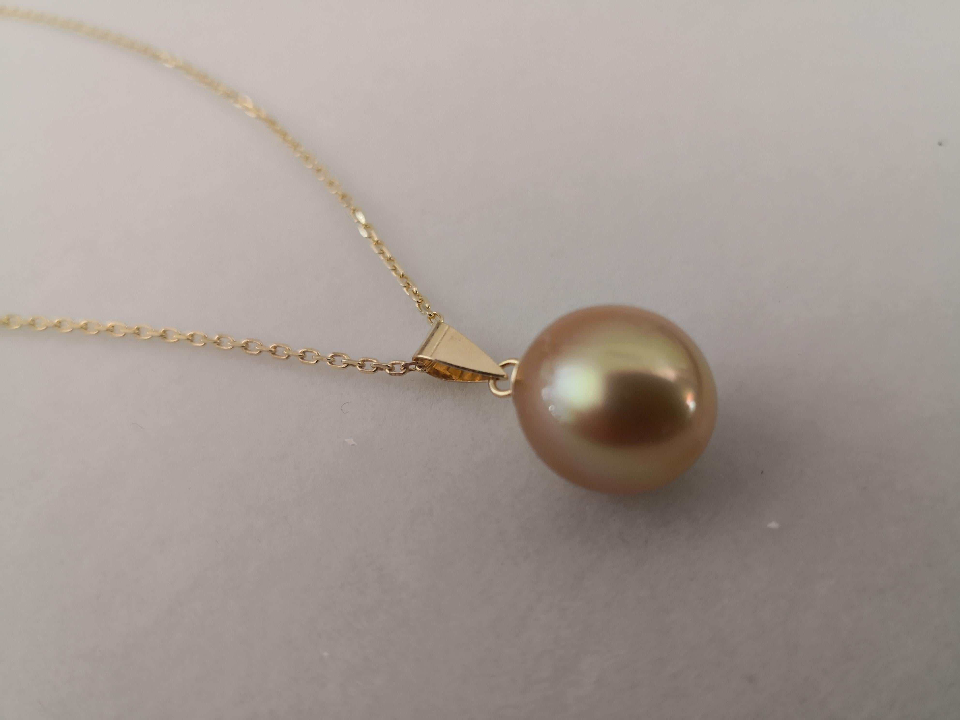 Contemporary Golden South Sea Pearl Pendant 18 Karat Gold For Sale