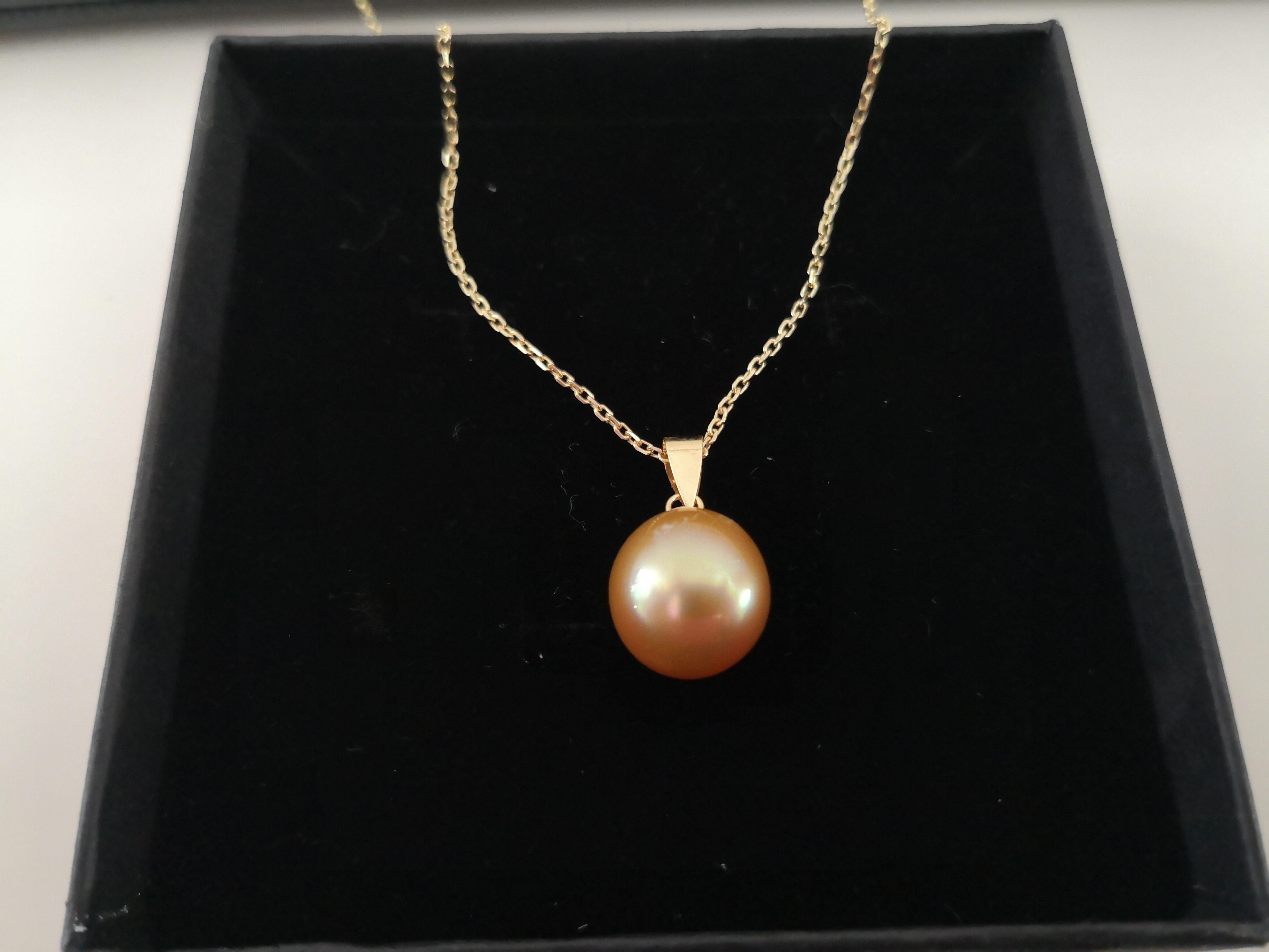 Women's Golden South Sea Pearl Pendant 18 Karat Gold For Sale