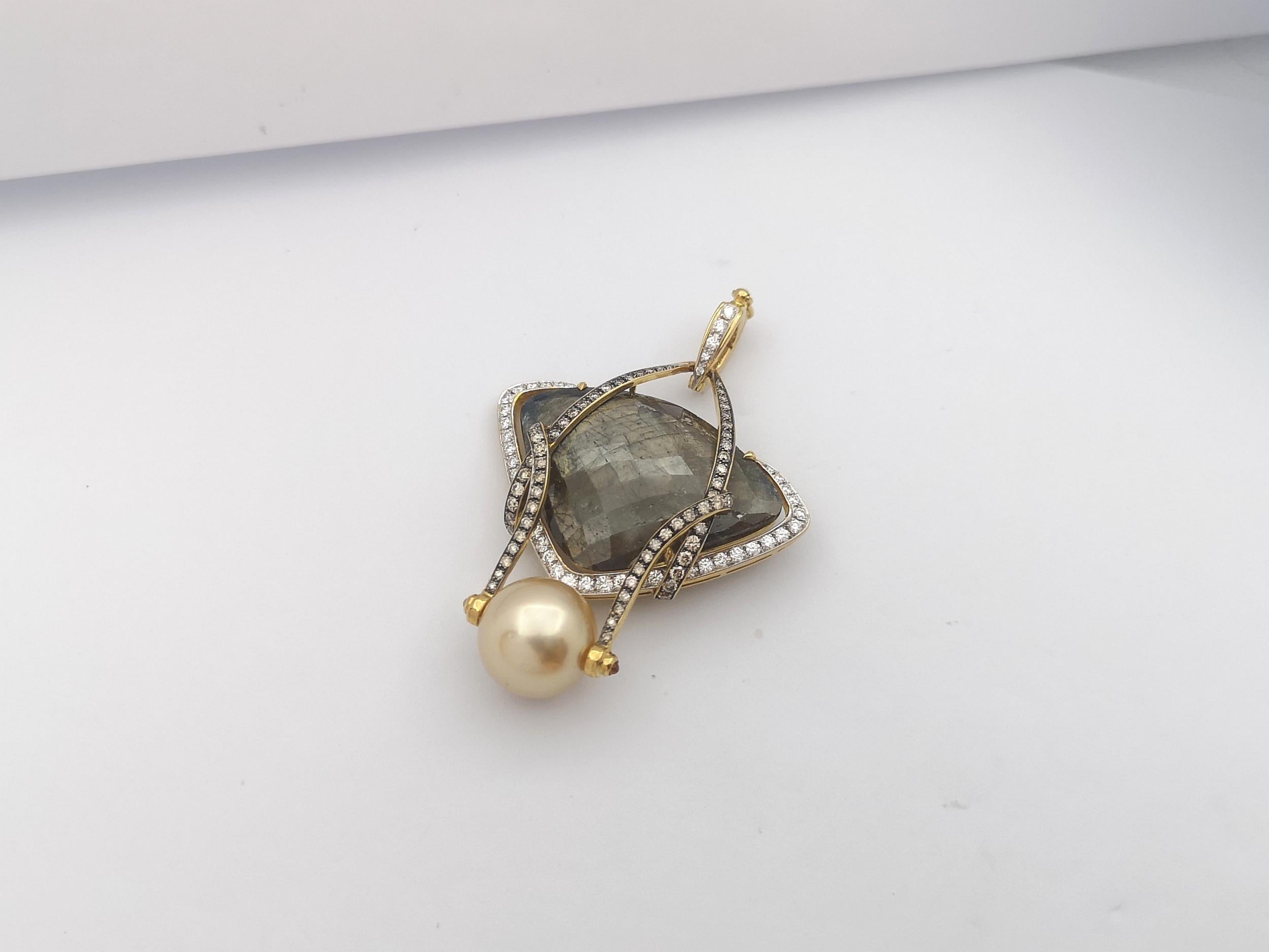 Golden South Sea Pearl, Rough Sapphire, Yellow Sapphire Pendant Set in 18K Gold In New Condition For Sale In Bangkok, TH