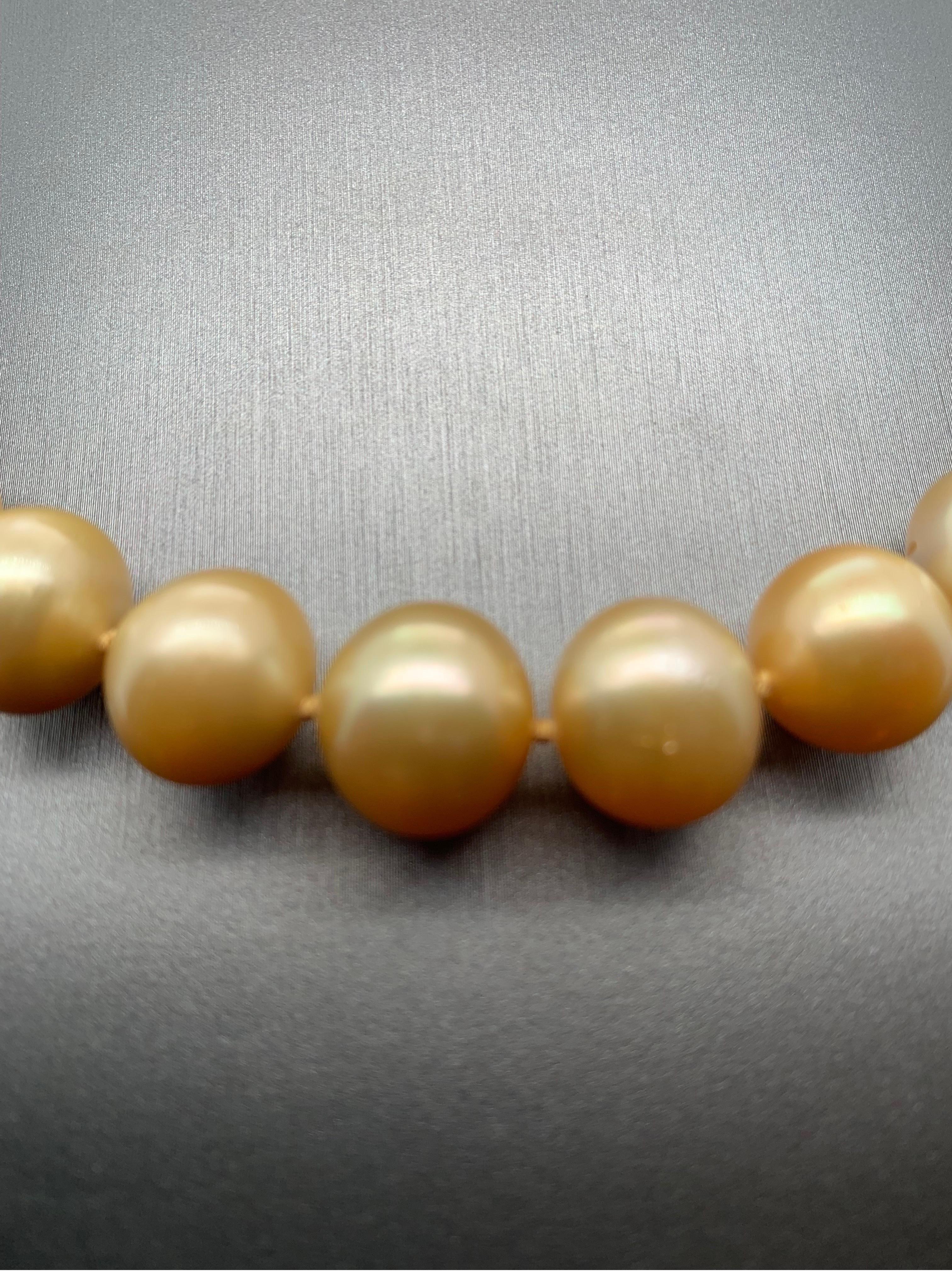Goldene Südseeperlen-Halskette mit Strang und Verschluss aus 14k Gelbgold (Rundschliff) im Angebot