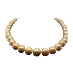 Collana con fili di perle dorate dei mari del sud e chiusura in oro giallo 14k