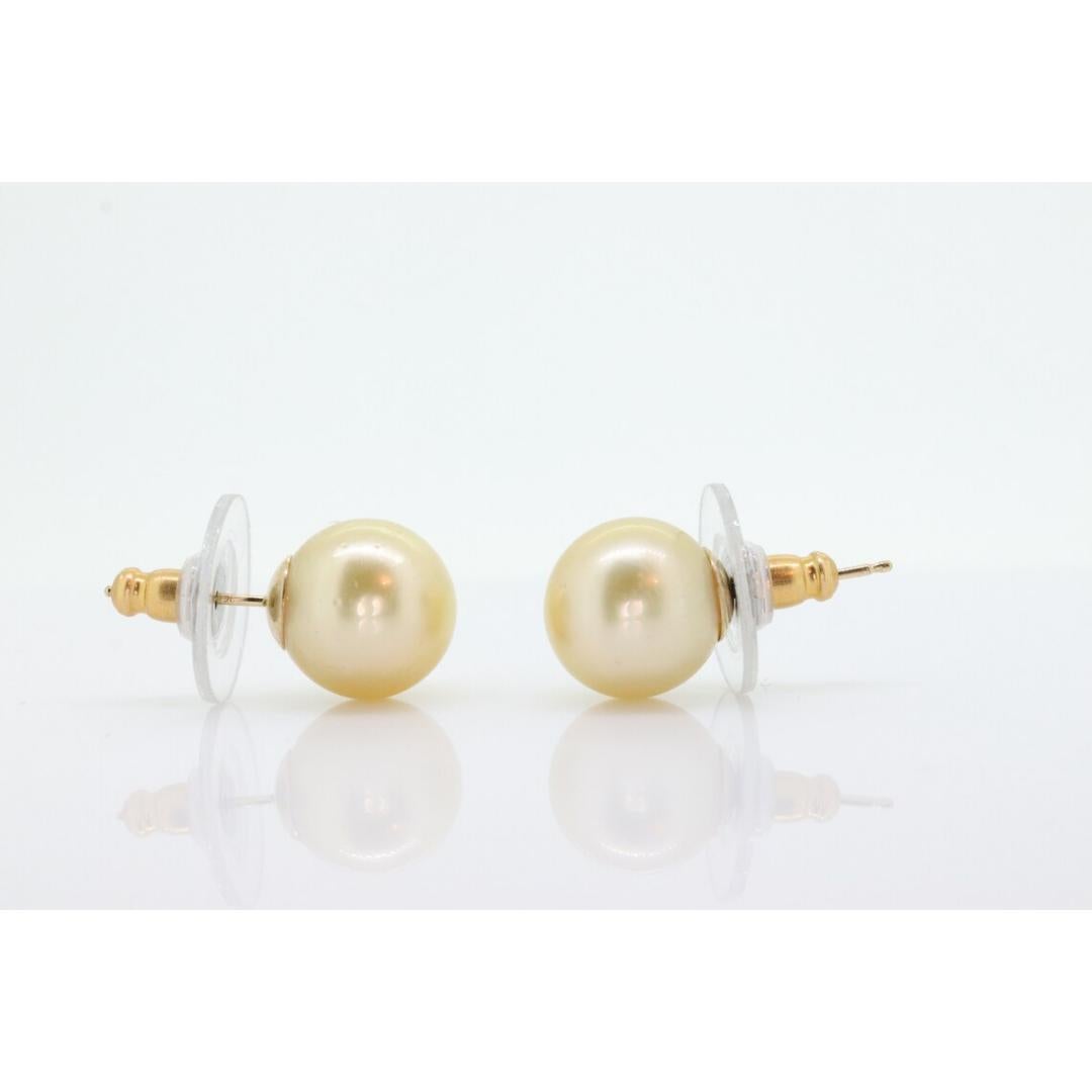 Vintage
Materials: Gold
Gemstone: Pearl

Location: Earlobe

Wonderful and Lustrous Pearl stud earrings.

Gold South Sea pearls 10mm diameter.
3.2grams total.

New condition