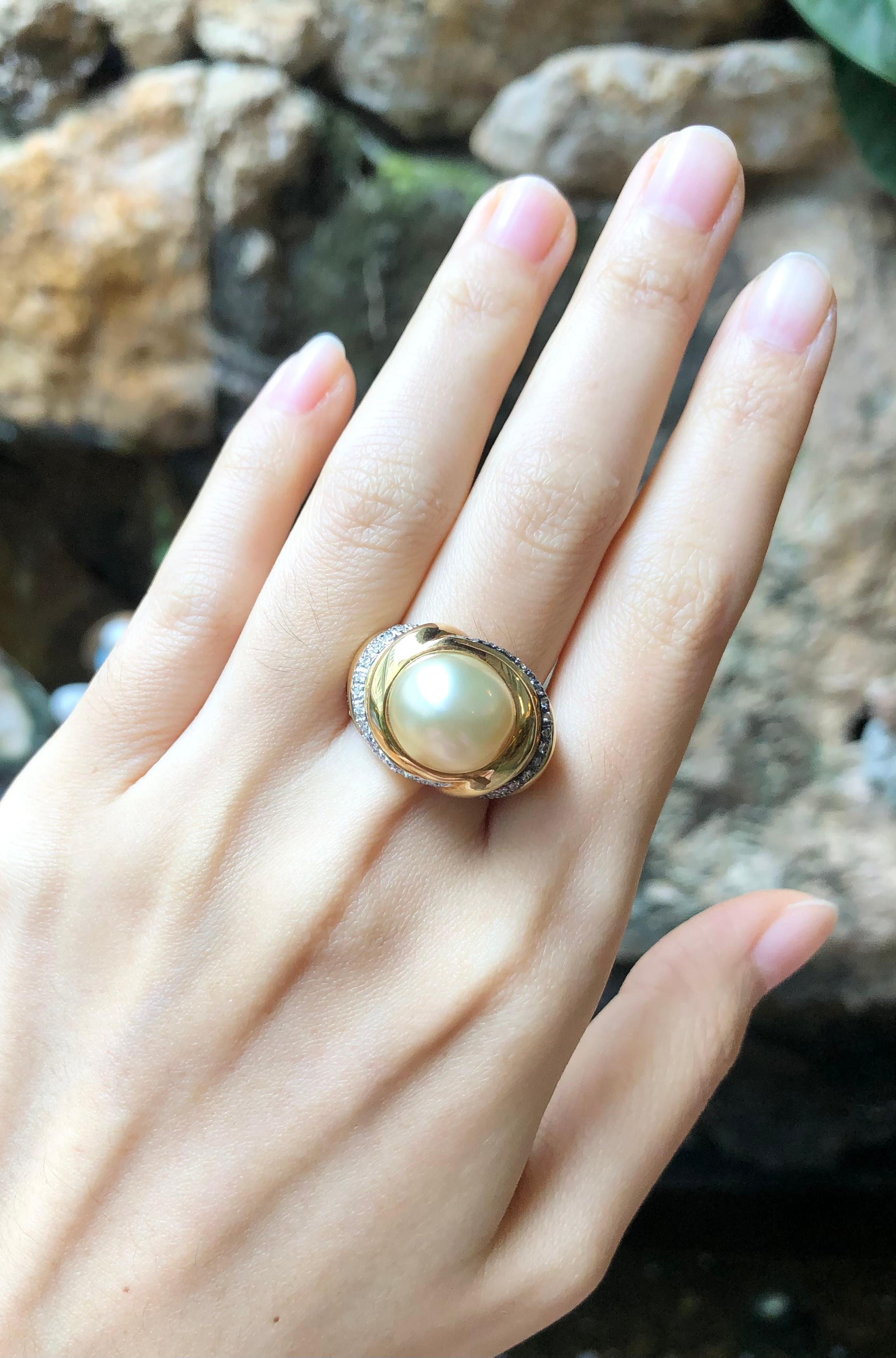Golden South Sea Pearl with Brown Diamond Ring Set in 18 Karat Gold Settings In New Condition For Sale In Bangkok, TH