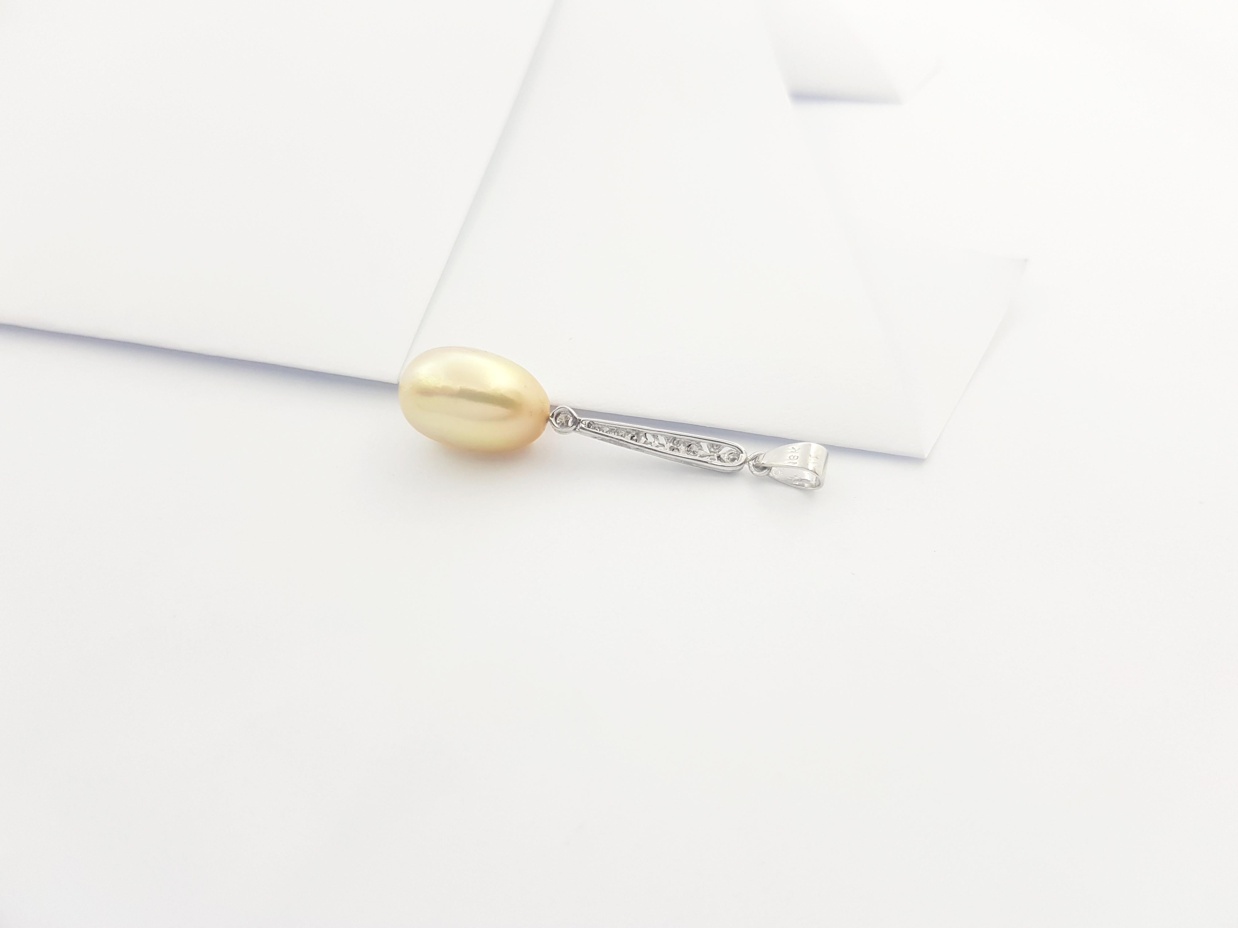 Women's Golden South Sea Pearl with Diamond 0.05 carat Pendant in 18K White Gold For Sale