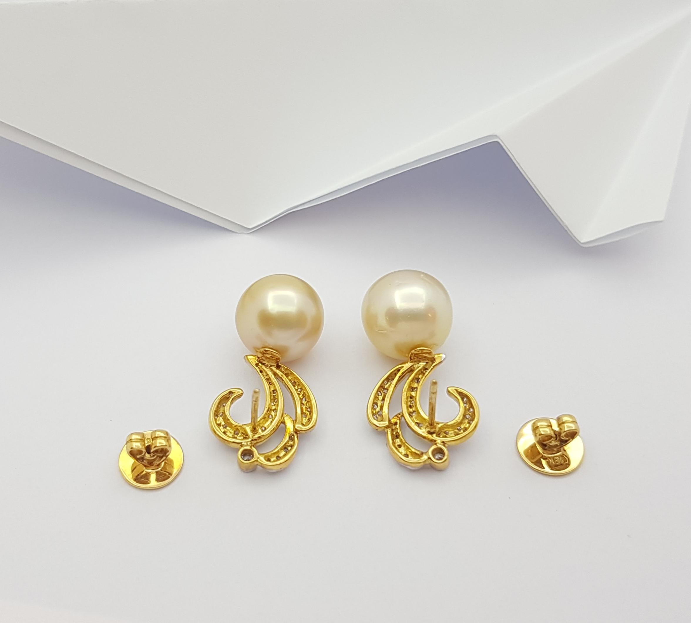 Golden South Sea Pearl with Diamond Earrings set in 18 Karat Gold  In New Condition For Sale In Bangkok, TH