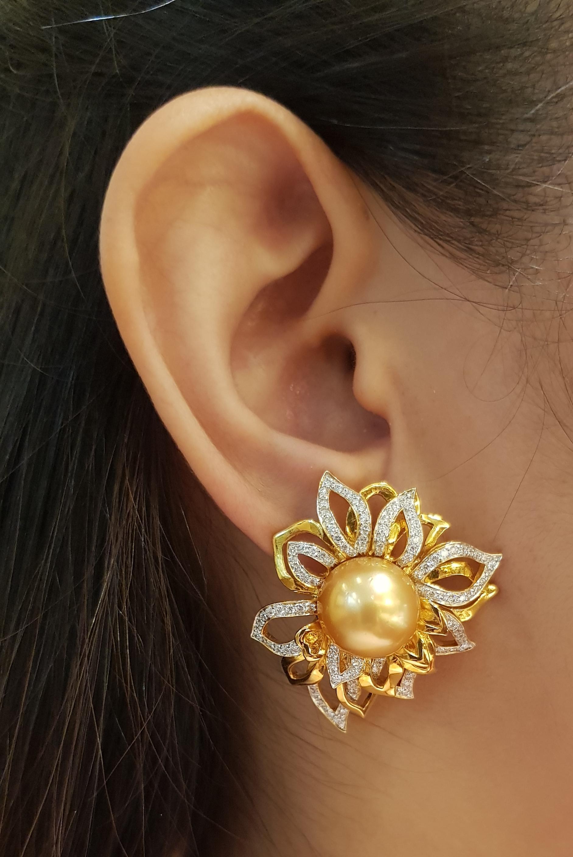 South Sea Pearl with Diamond 1.50 carats Earrings set in 18 Karat Gold Settings

Width:  3.2 cm 
Length:  3.7 cm
Total Weight: 31.08grams

