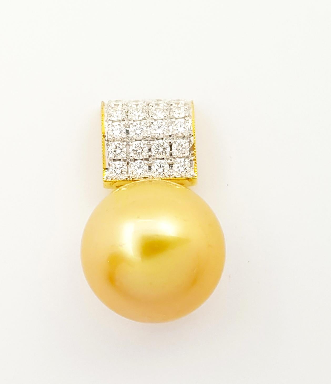 Pendentif en or rose 18 carats avec perle des mers du Sud et diamant de 0,50 carat
(chaîne non incluse)

Largeur : 1 cm 
Longueur : 2.3 cm
Poids total : 5,58 grammes

Perle de mer du Sud Approximativement : 13 mm

