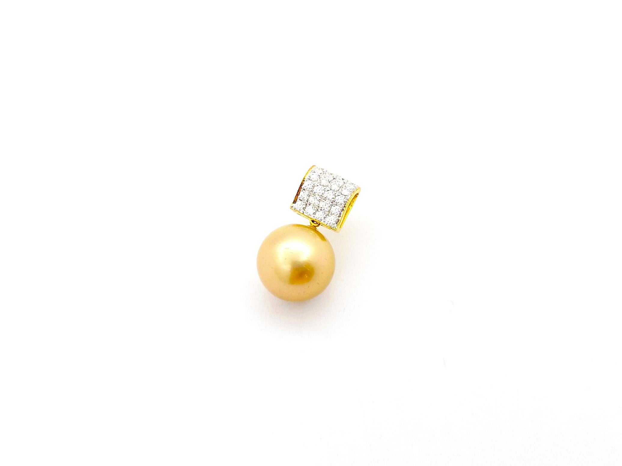 Taglio brillante Perla dorata dei mari del sud con ciondolo di diamanti incastonato in oro rosa 18 carati in vendita