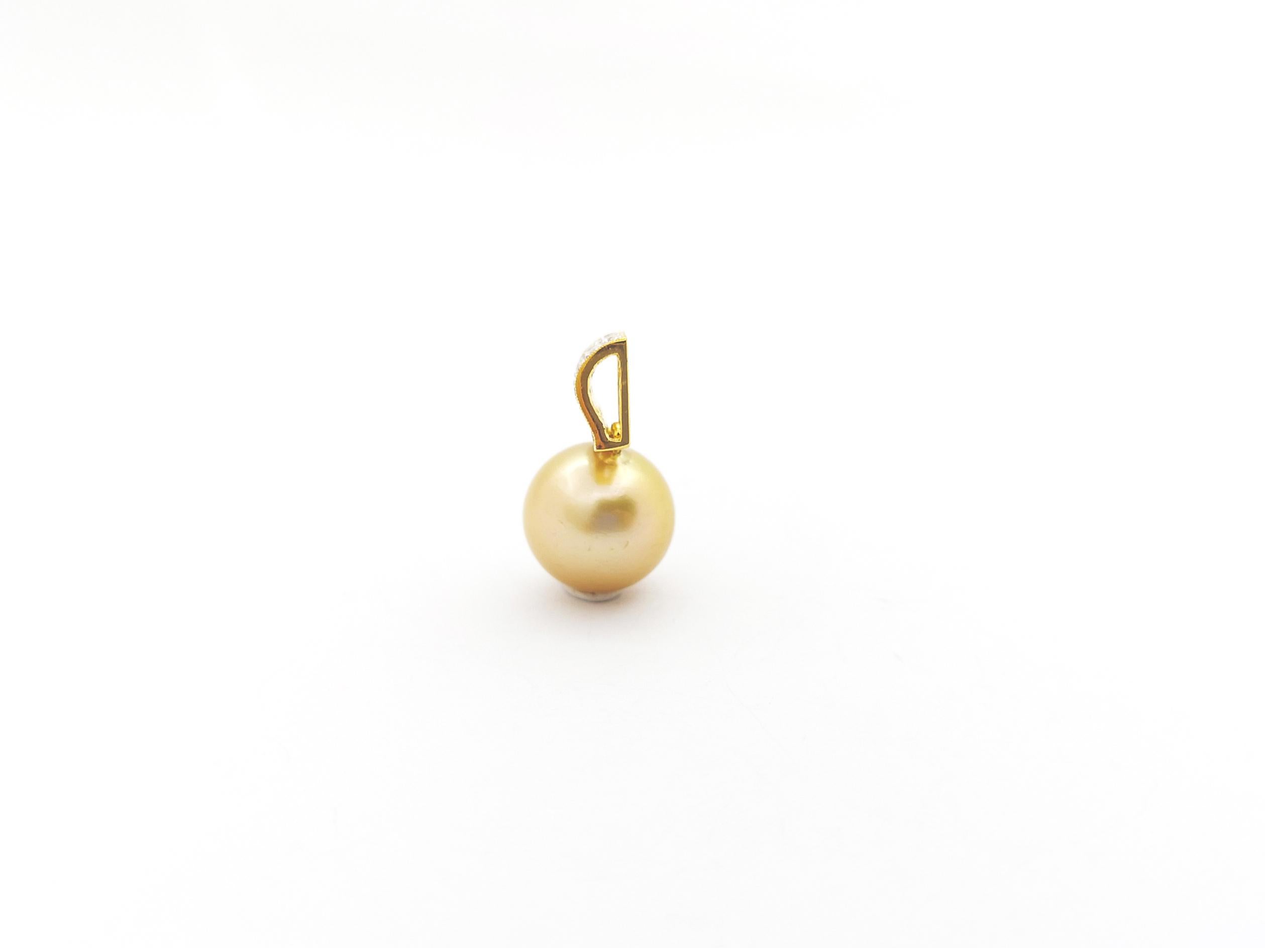 Golden South Sea Pearl with Diamond Pendant set in 18K Rose Gold Settings In New Condition For Sale In Bangkok, TH