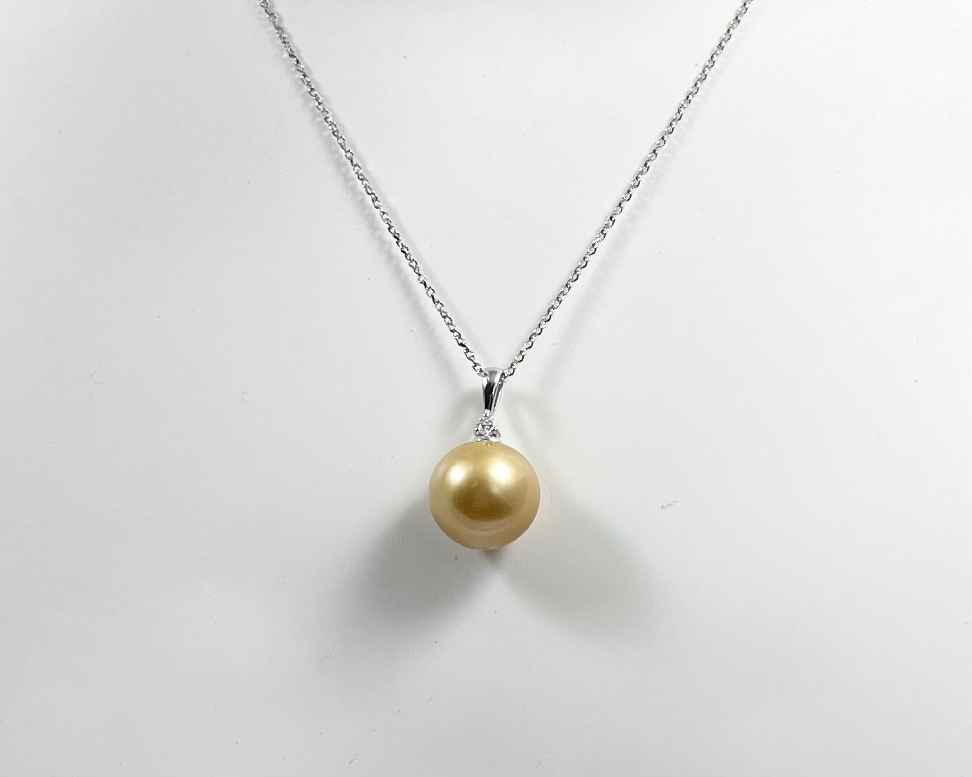 Pendentif en or blanc 18 carats serti de perles dorées des mers du Sud et de diamants en vente 3