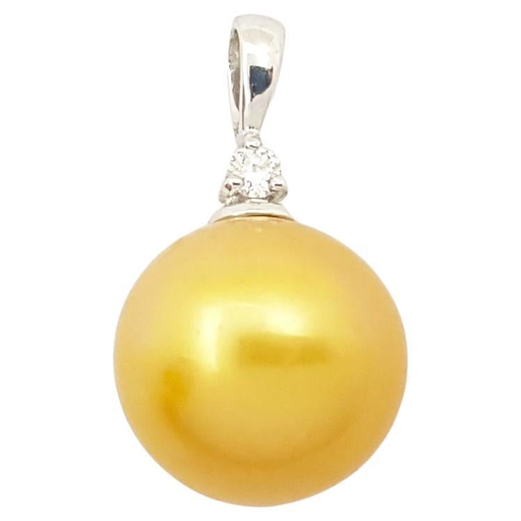 Pendentif en or blanc 18 carats serti de perles dorées des mers du Sud et de diamants en vente