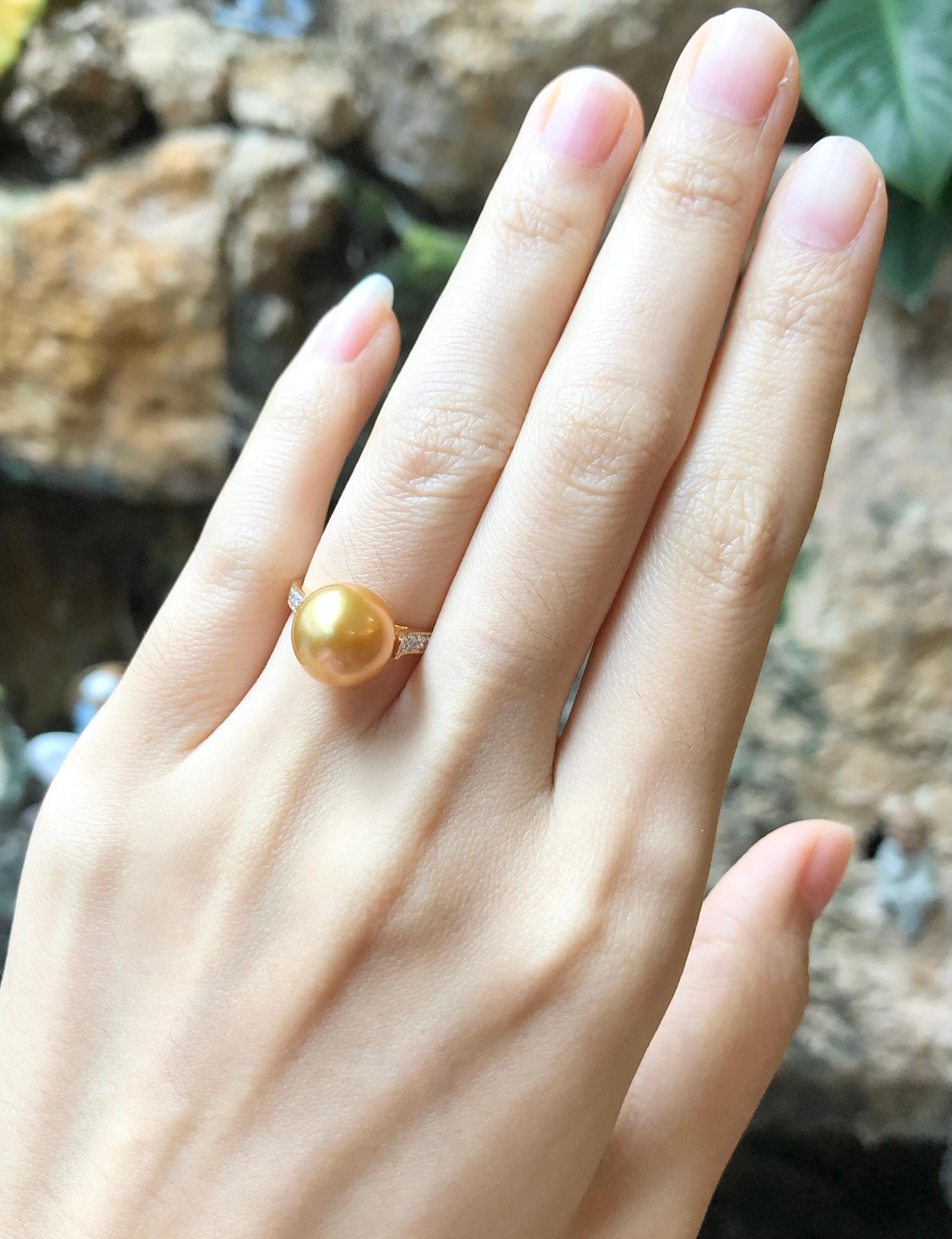 Contemporary Golden South Sea Pearl with Diamond Ring Set in 18 Karat Gold Settings For Sale