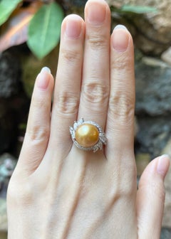 Goldene Südseeperle mit Diamantring in 18K Weißgoldfassung