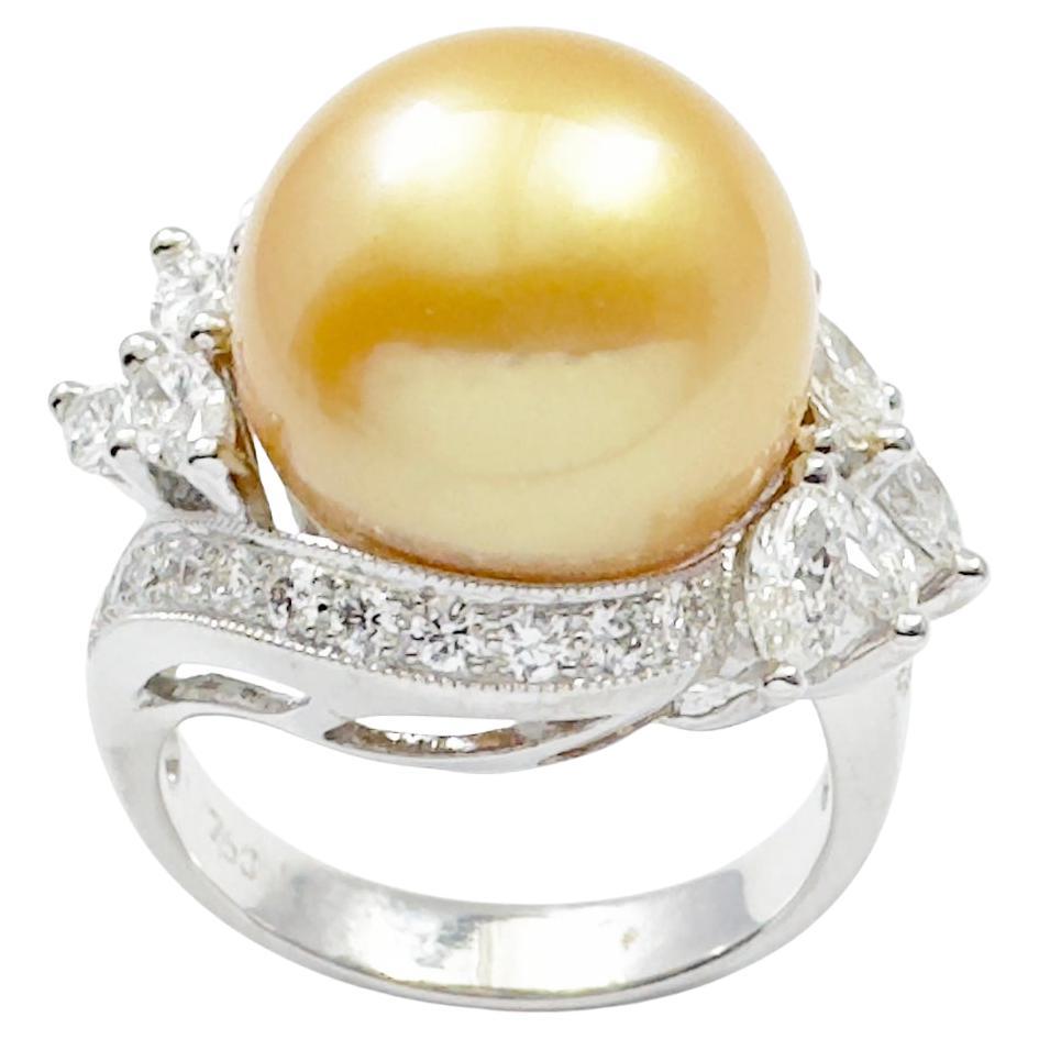 Goldene Südseeperle mit Diamantring in 18K Weißgoldfassung