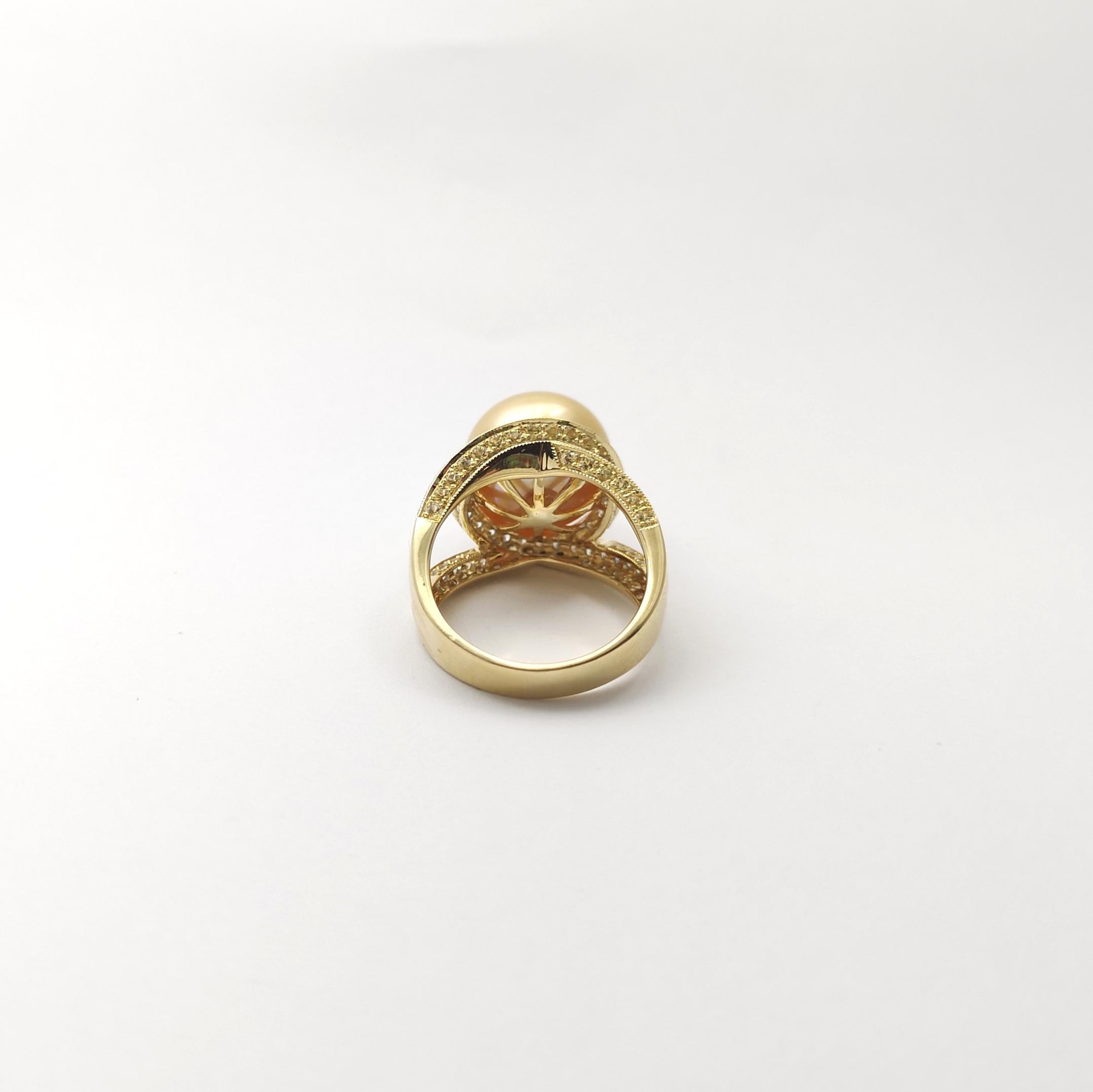 Bague en or 18 carats ornée d'une perle des mers du Sud, d'un saphir jaune et d'un diamant en vente 4