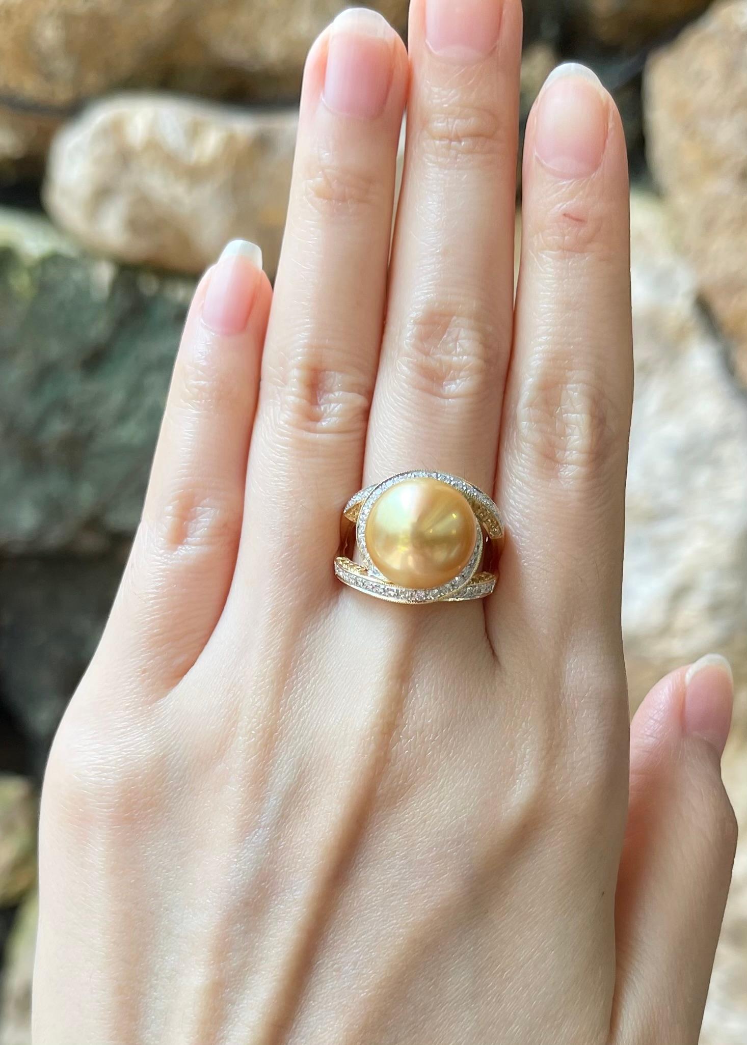 Bague en or 18 carats ornée d'une perle des mers du Sud, d'un saphir jaune de 0,83 carat et d'un diamant de 0,53 carat

Largeur :  1.6 cm 
Longueur : 1.7 cm
Taille de l'anneau : 54
Poids total : 10,77 grammes

