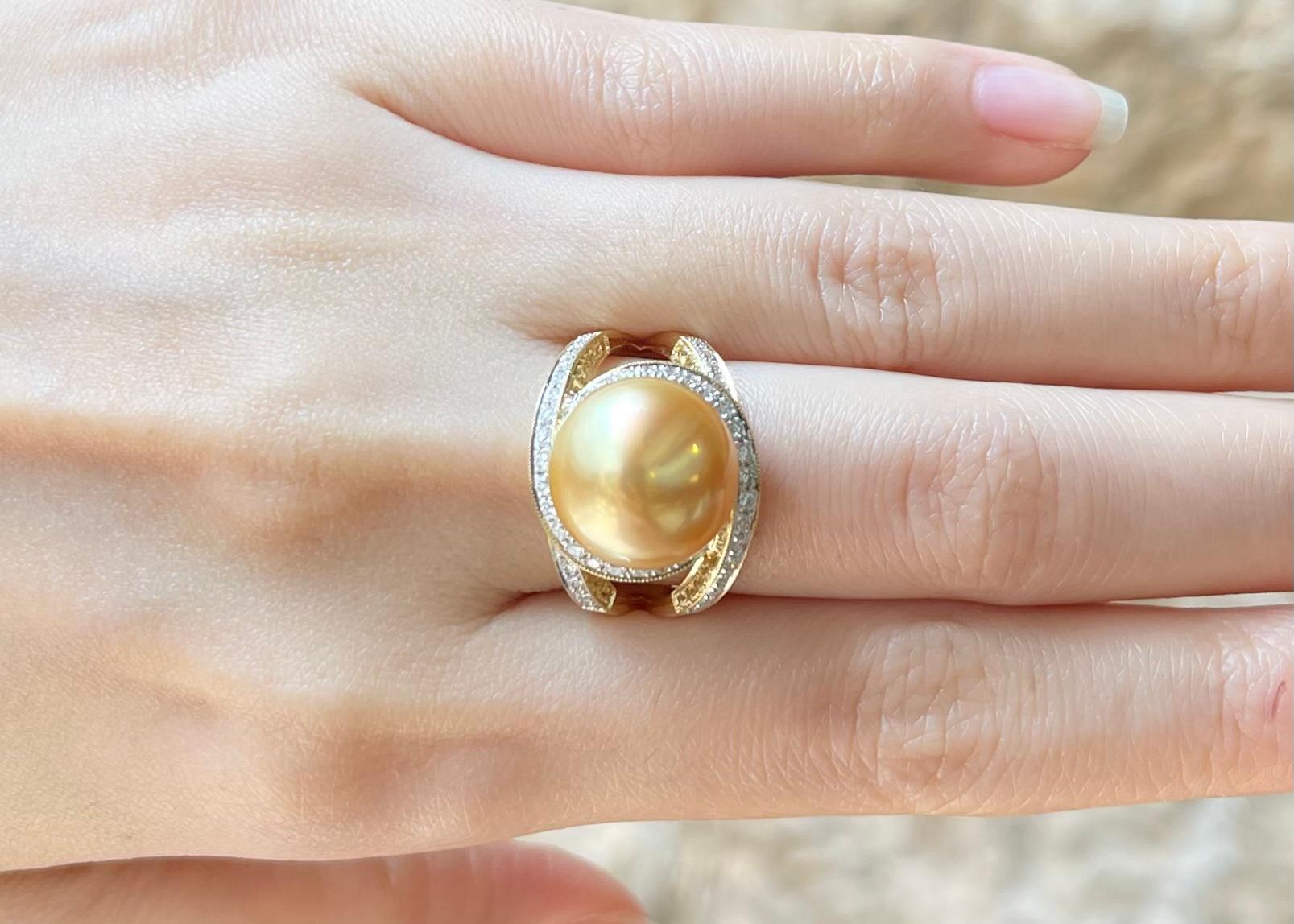 Contemporain Bague en or 18 carats ornée d'une perle des mers du Sud, d'un saphir jaune et d'un diamant en vente
