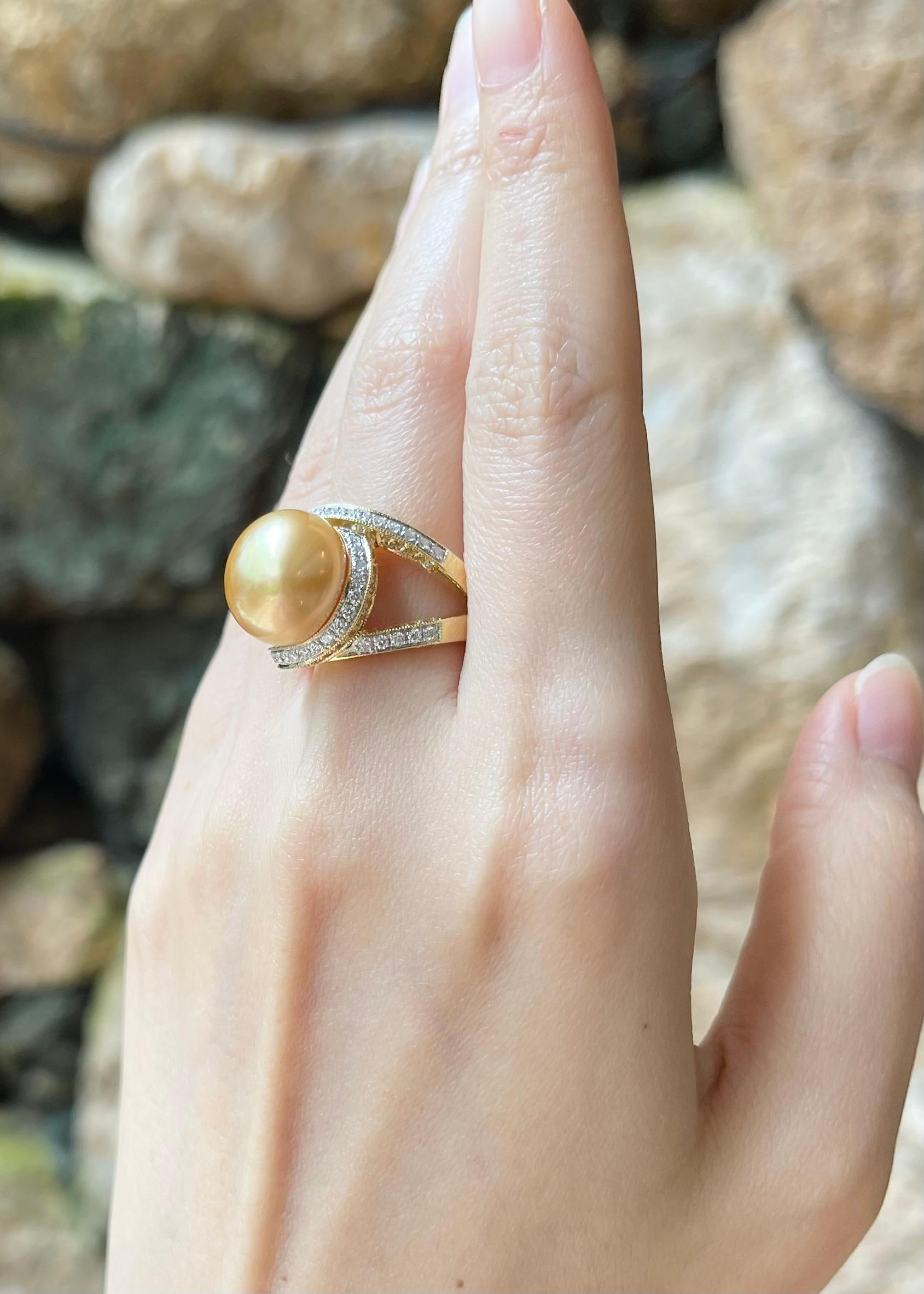 Bague en or 18 carats ornée d'une perle des mers du Sud, d'un saphir jaune et d'un diamant Neuf - En vente à Bangkok, TH