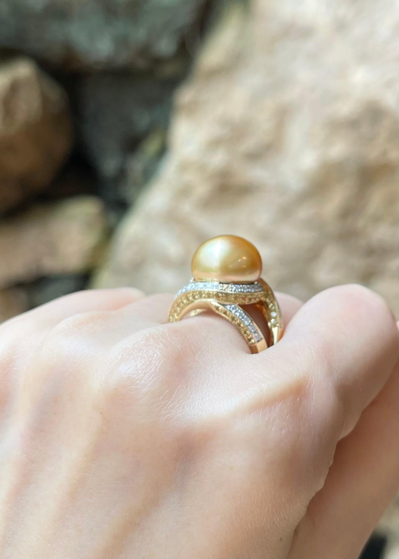 Bague en or 18 carats ornée d'une perle des mers du Sud, d'un saphir jaune et d'un diamant Pour femmes en vente
