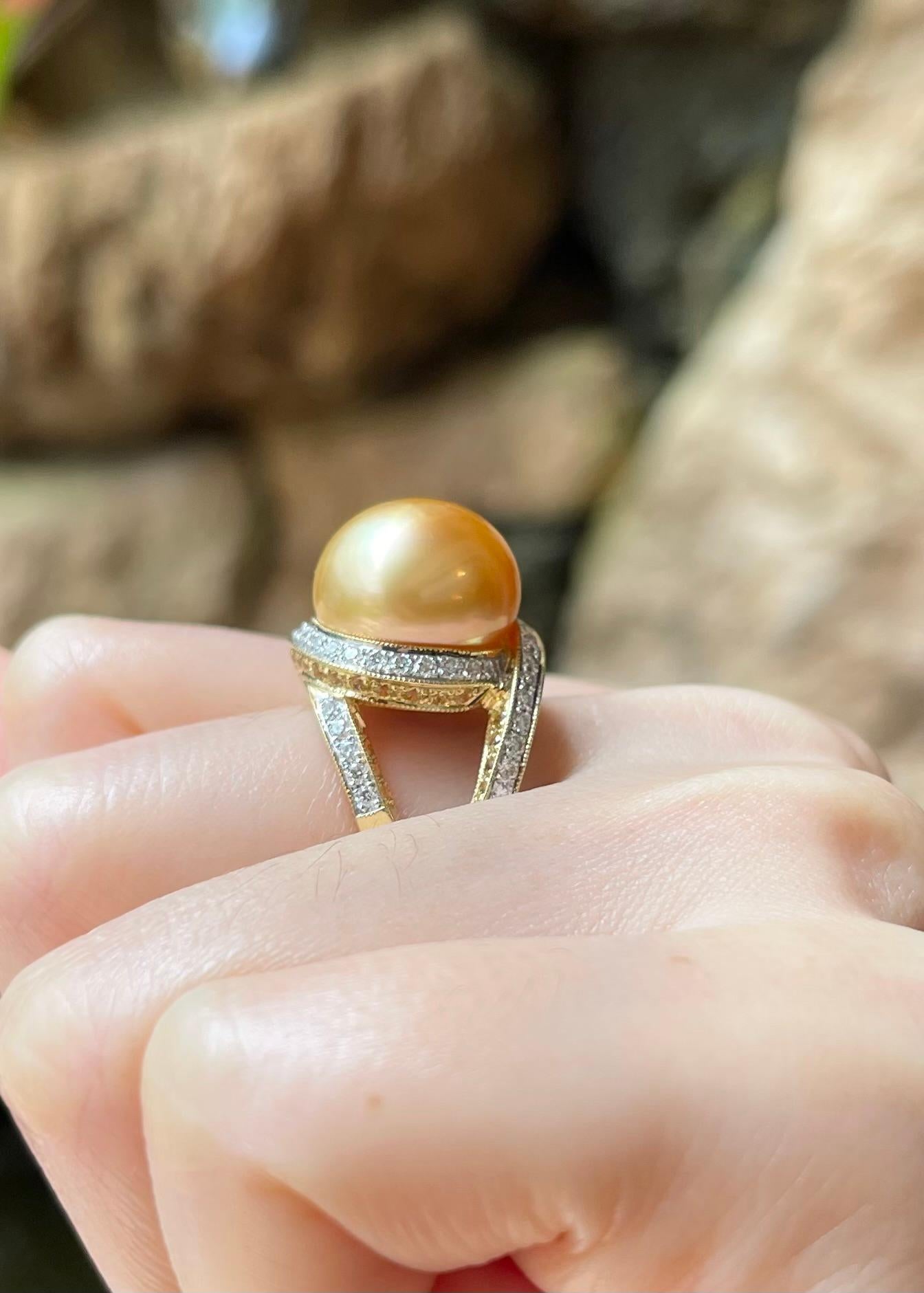 Bague en or 18 carats ornée d'une perle des mers du Sud, d'un saphir jaune et d'un diamant en vente 1