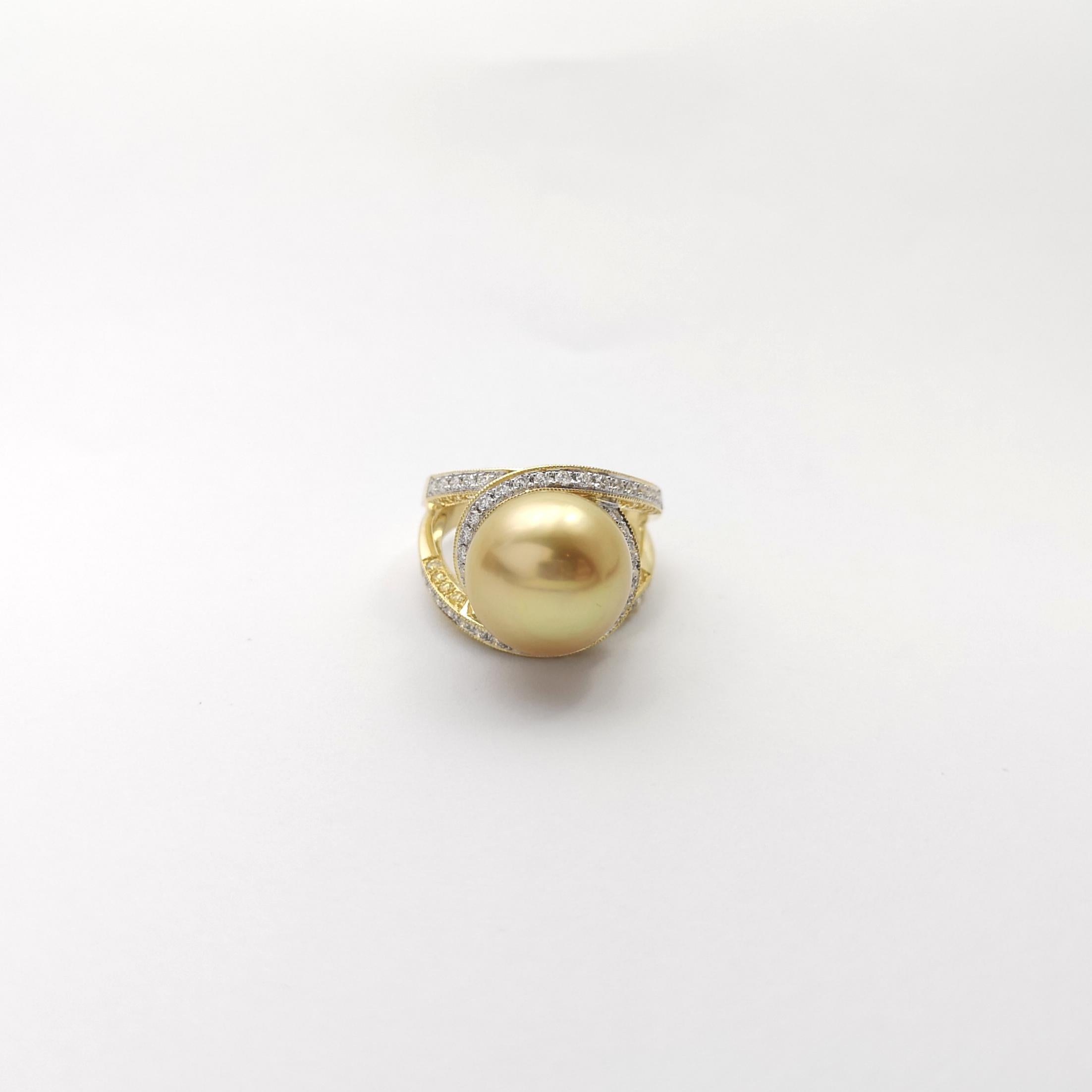 Bague en or 18 carats ornée d'une perle des mers du Sud, d'un saphir jaune et d'un diamant en vente 2