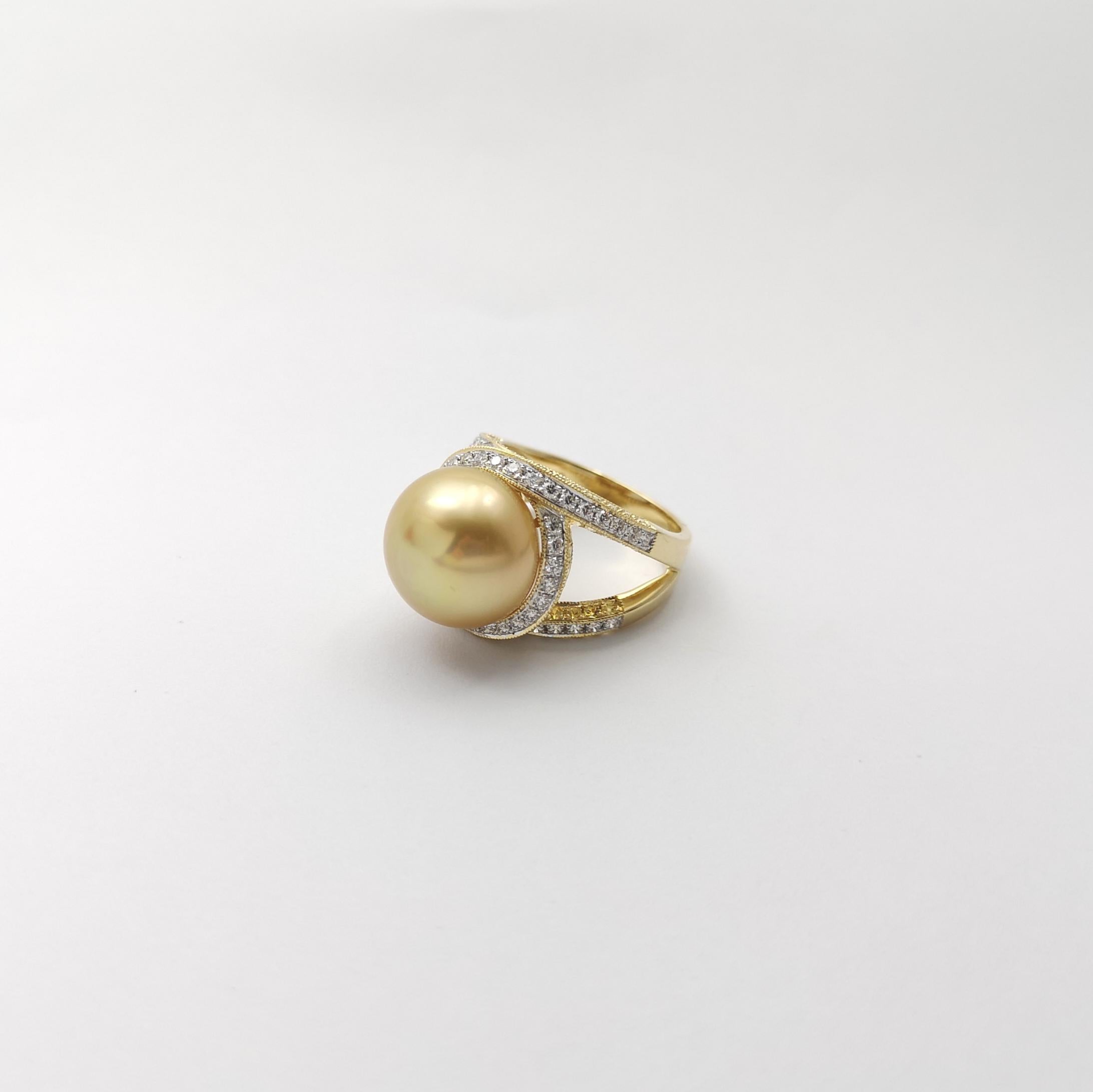 Bague en or 18 carats ornée d'une perle des mers du Sud, d'un saphir jaune et d'un diamant en vente 3