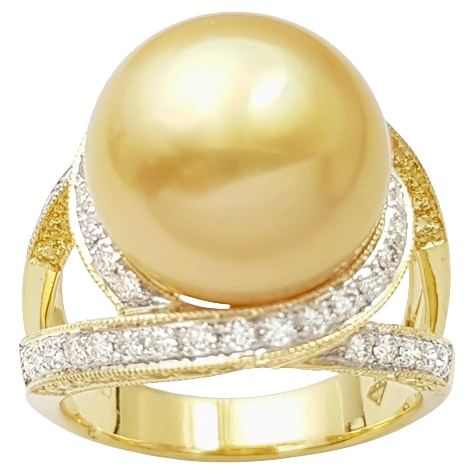 Bague en or 18 carats ornée d'une perle des mers du Sud, d'un saphir jaune et d'un diamant en vente