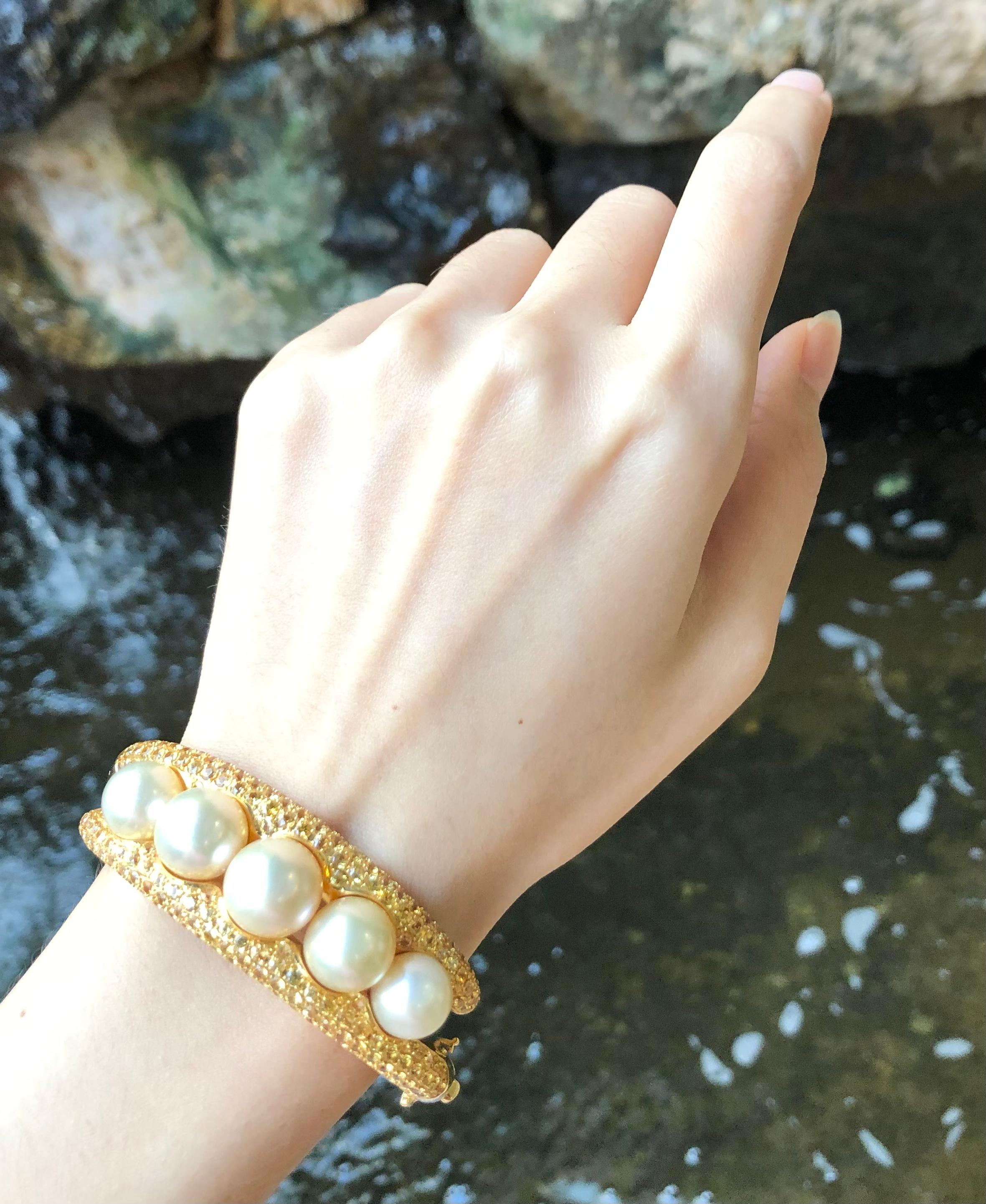 Golden South Sea Pearl with Yellow Sapphire Bangle set in 18 Karat Gold In New Condition For Sale In Bangkok, TH