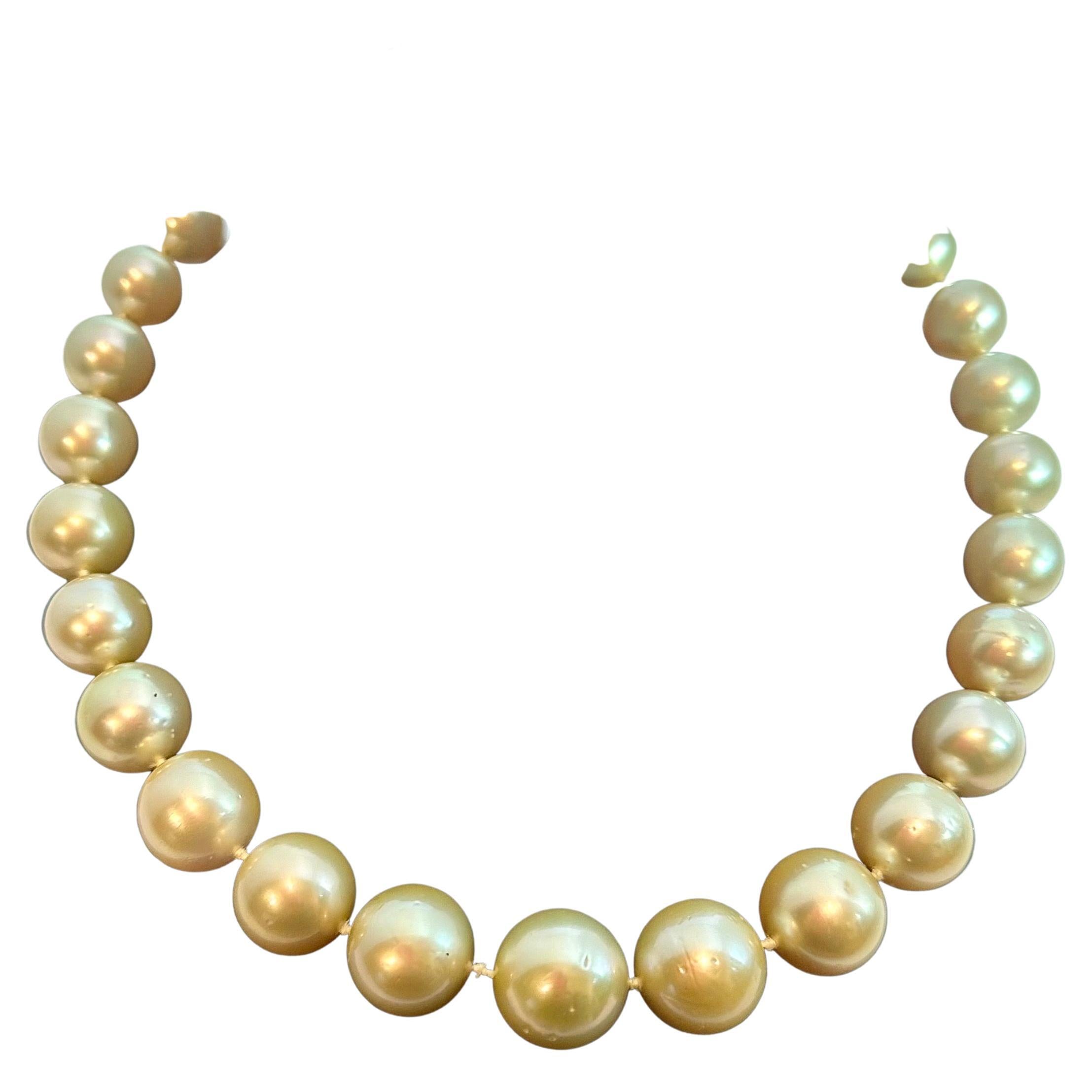  Goldene Südseeperlen  11 bis 16 MM Schulabschluss 18  Zoll lange Strang-Halskette , Estate
Exklusiv , Sehr gut  Qualität,  
Die Halskette besteht aus  29 goldene Südseeperlen und eine 18 Karat gelbe  goldene Kugelschließe
Nachlass-Stück 
 Perlen