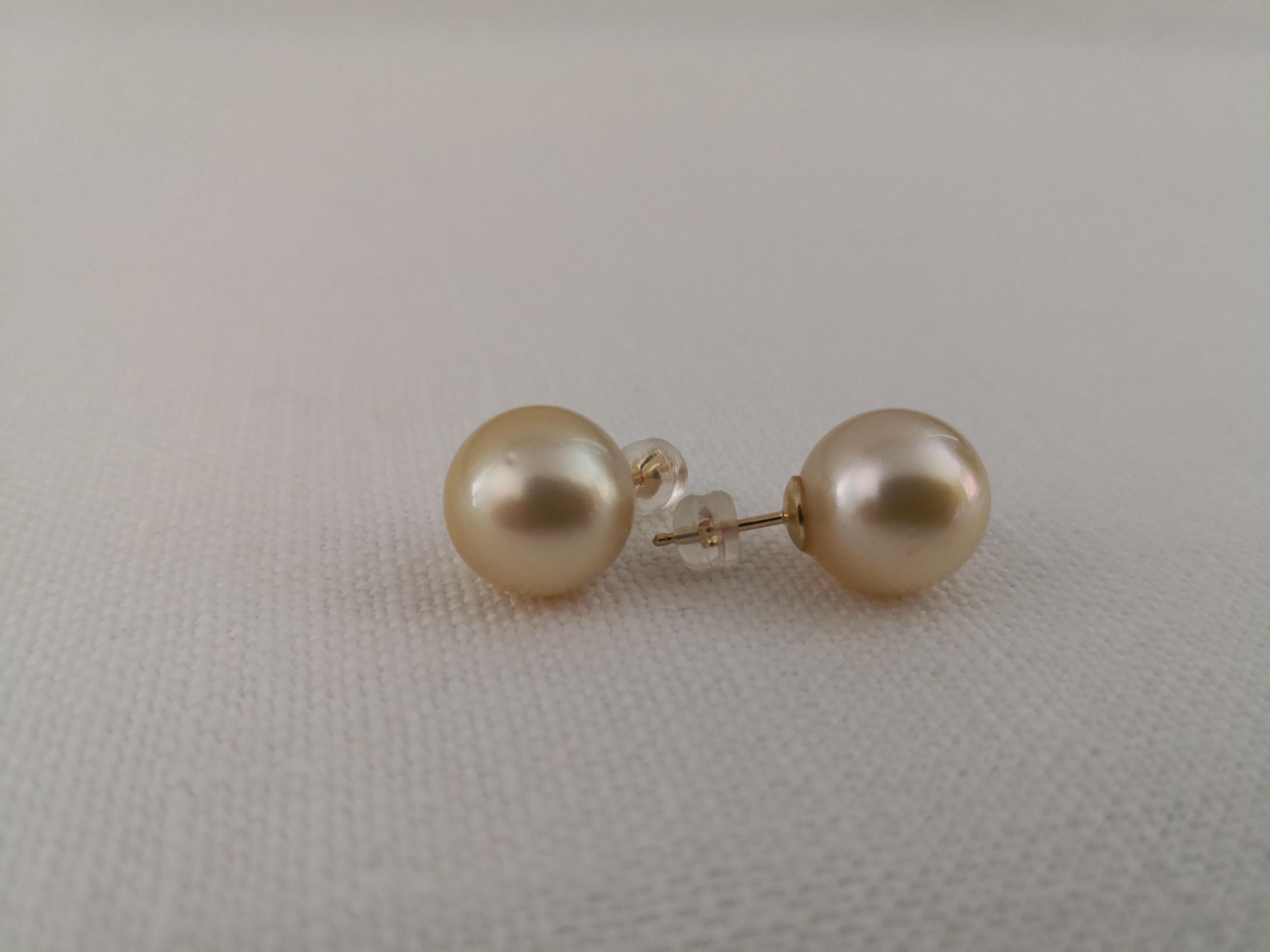 - Natural Color South Sea Pearls earrings

- Origin:  Indonesia ocean waters

- Produced by Pinctada Maxima Oyster

- High-Quality Pearls

- 18K Yellow Gold mounting

- Size of Pearls 12 mm of diameter

- Pearls of round shape

- Very High natural