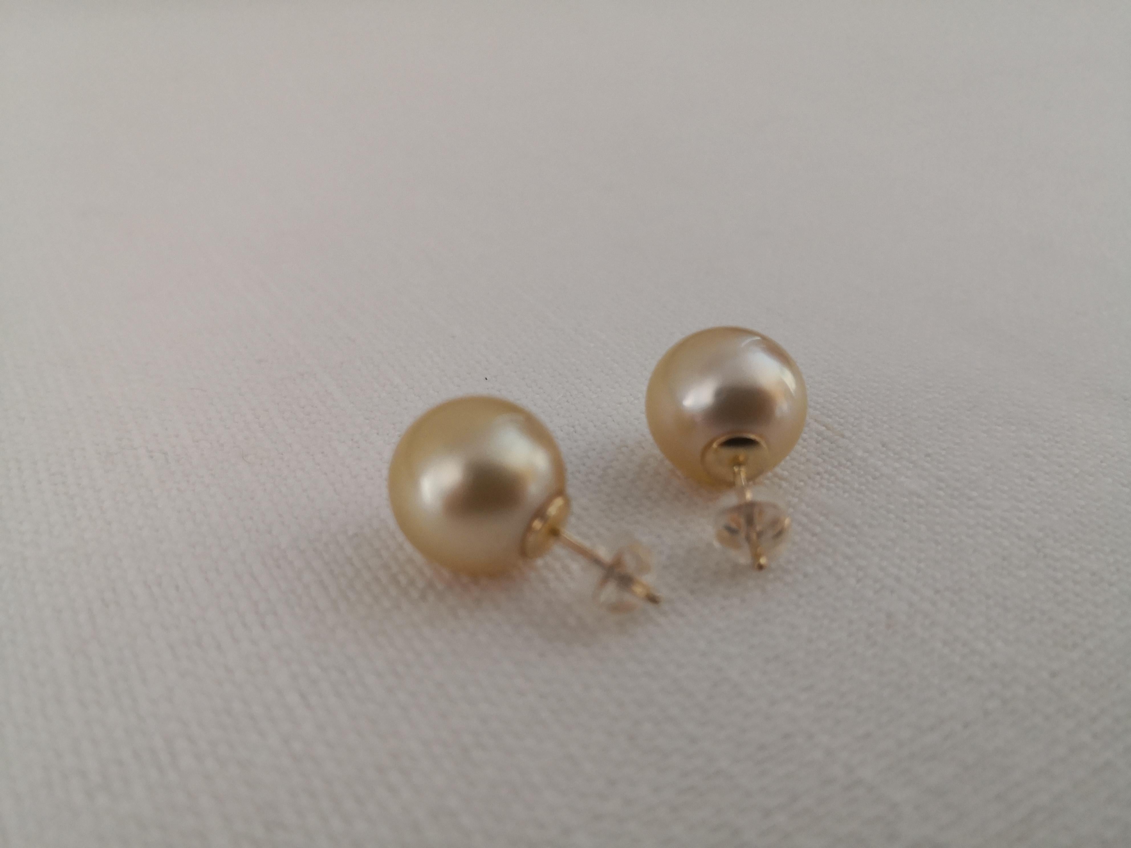 Contemporary Golden South Sea Pearls Round Shape, 18 Karat Gold For Sale