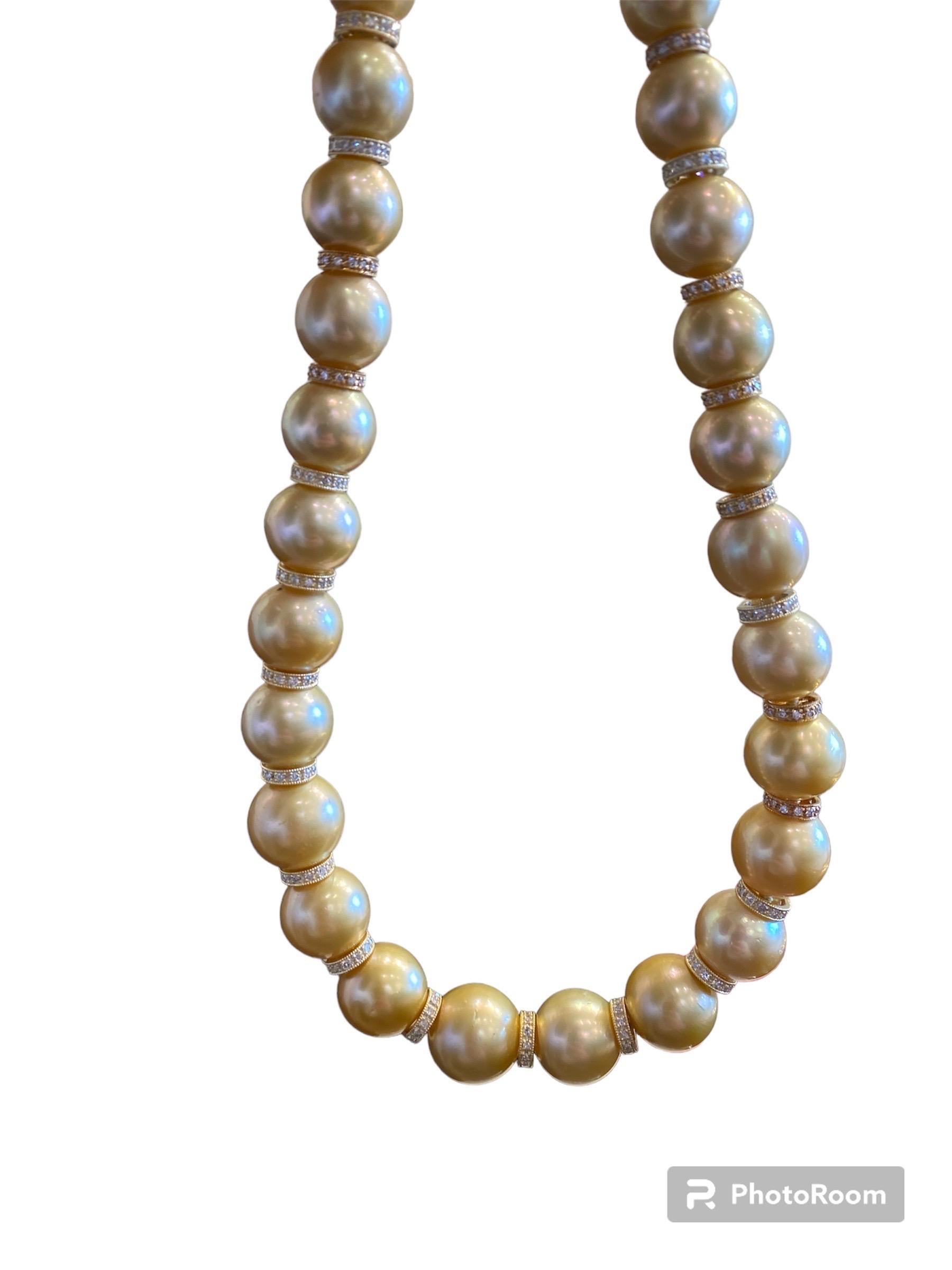 Ce rang exquis de perles semi-baroques, rondes et dorées des mers du Sud est absolument stupéfiant ! Comprend de magnifiques perles dont le diamètre varie de 13,00 mm à 15,00 mm, toutes d'un lustre supérieur. Elles ont été enfilées à la main sur un