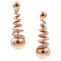 Boucles d'oreilles pendantes en or 18k avec diamants pavés et sphère en spirale dorée