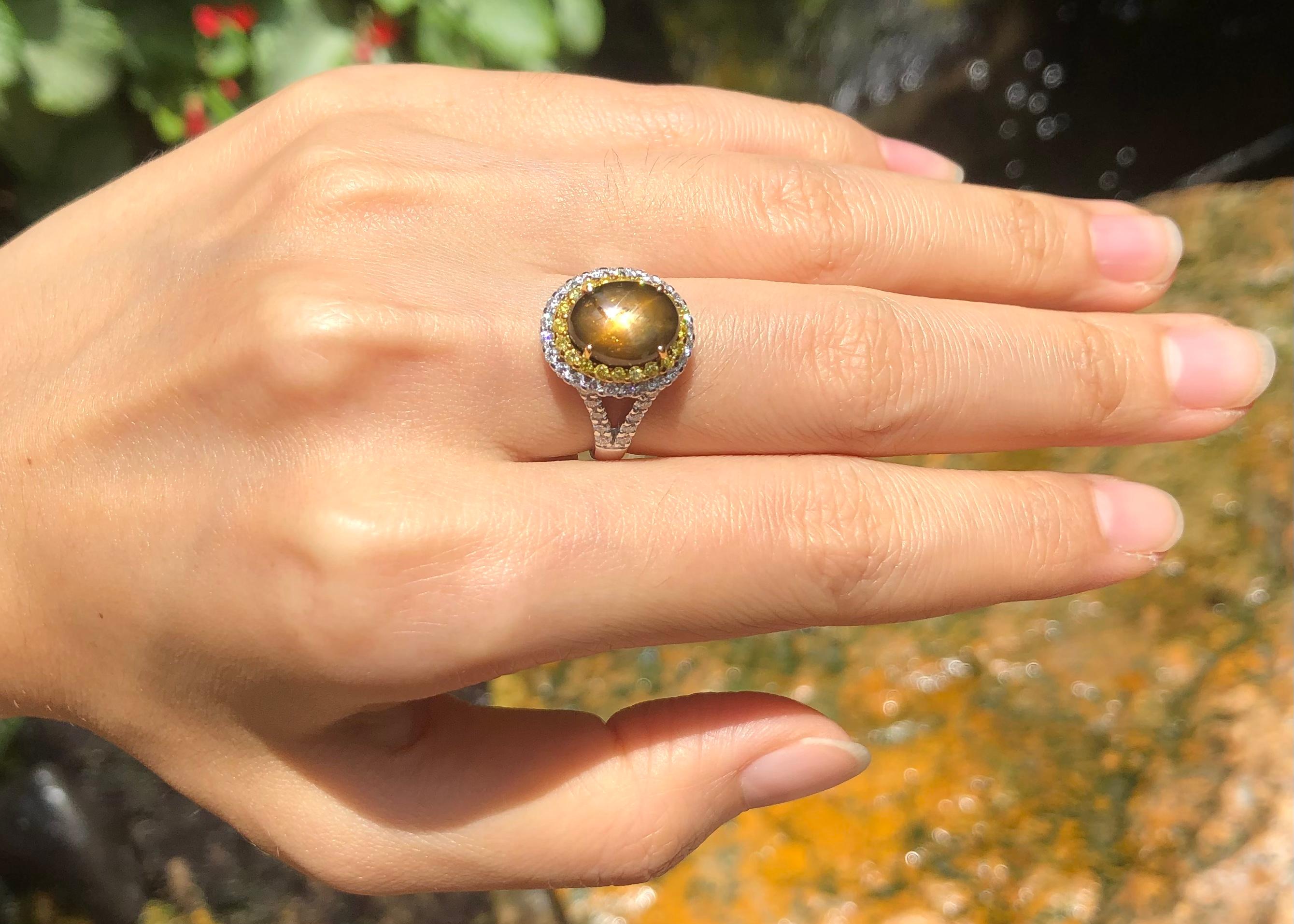 Goldener Ring mit goldenem Sternsaphir, gelbem Saphir und Diamant aus 18 Karat Weißgold  (Cabochon) im Angebot