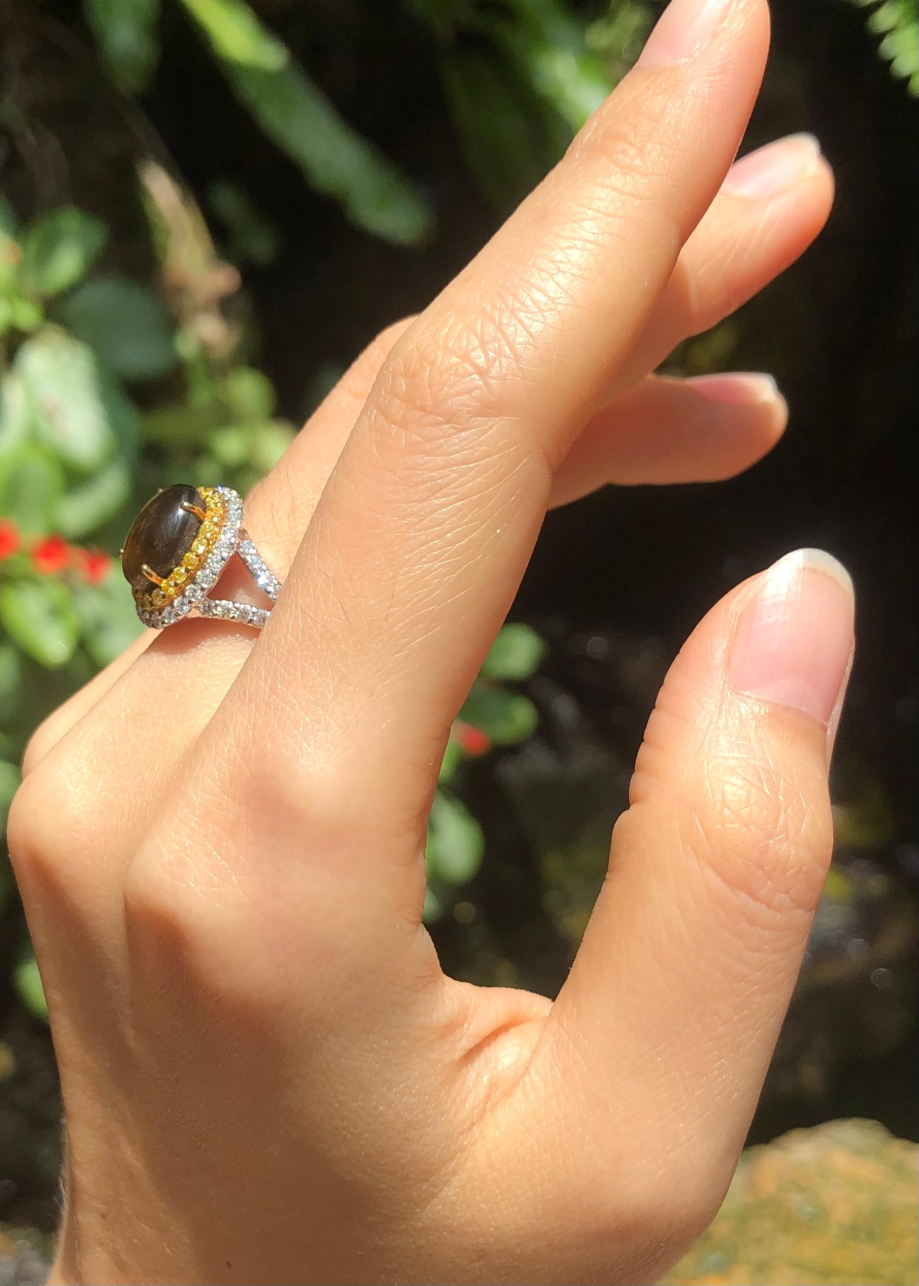 Goldener Ring mit goldenem Sternsaphir, gelbem Saphir und Diamant aus 18 Karat Weißgold  im Zustand „Neu“ im Angebot in Bangkok, TH