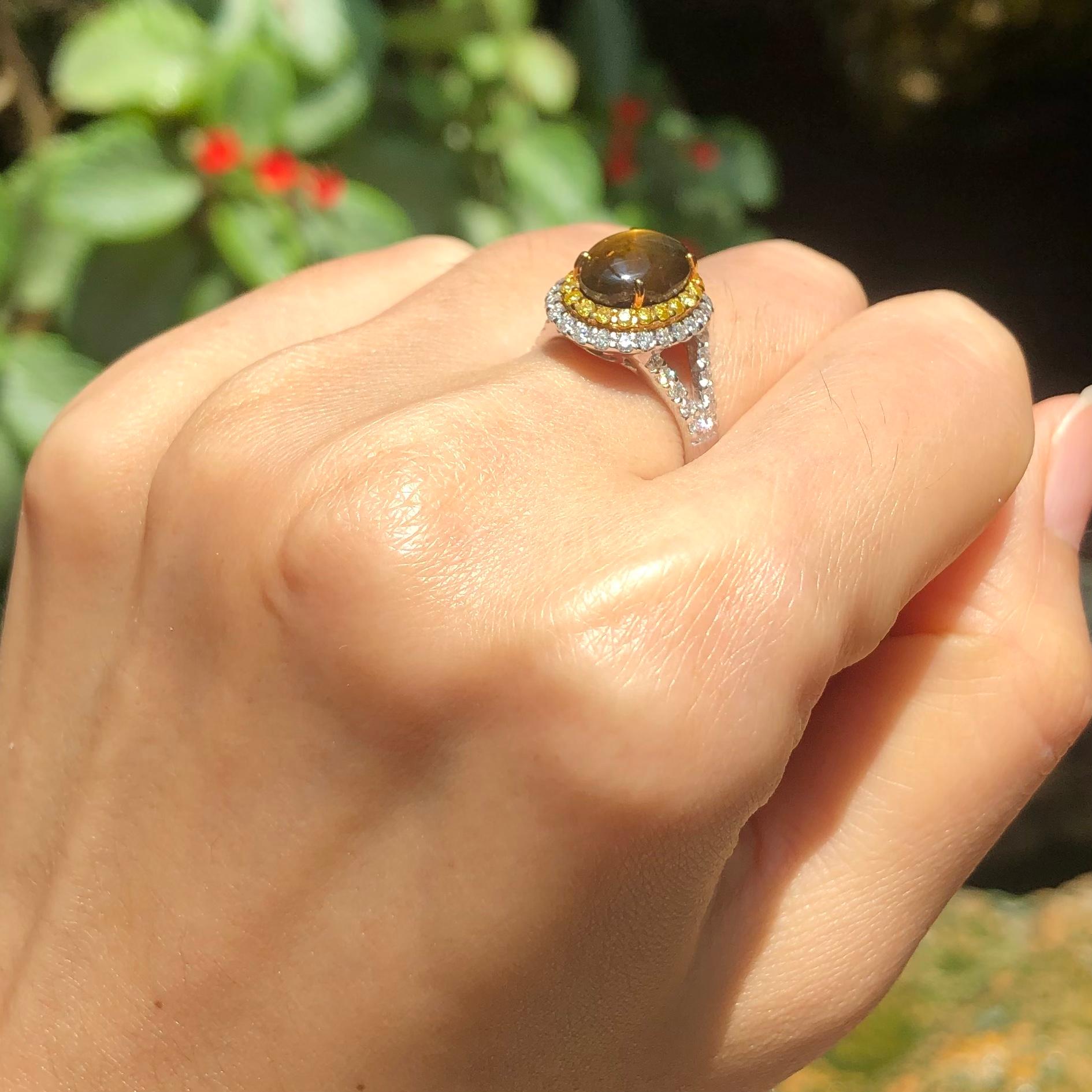 Goldener Ring mit goldenem Sternsaphir, gelbem Saphir und Diamant aus 18 Karat Weißgold  Damen im Angebot