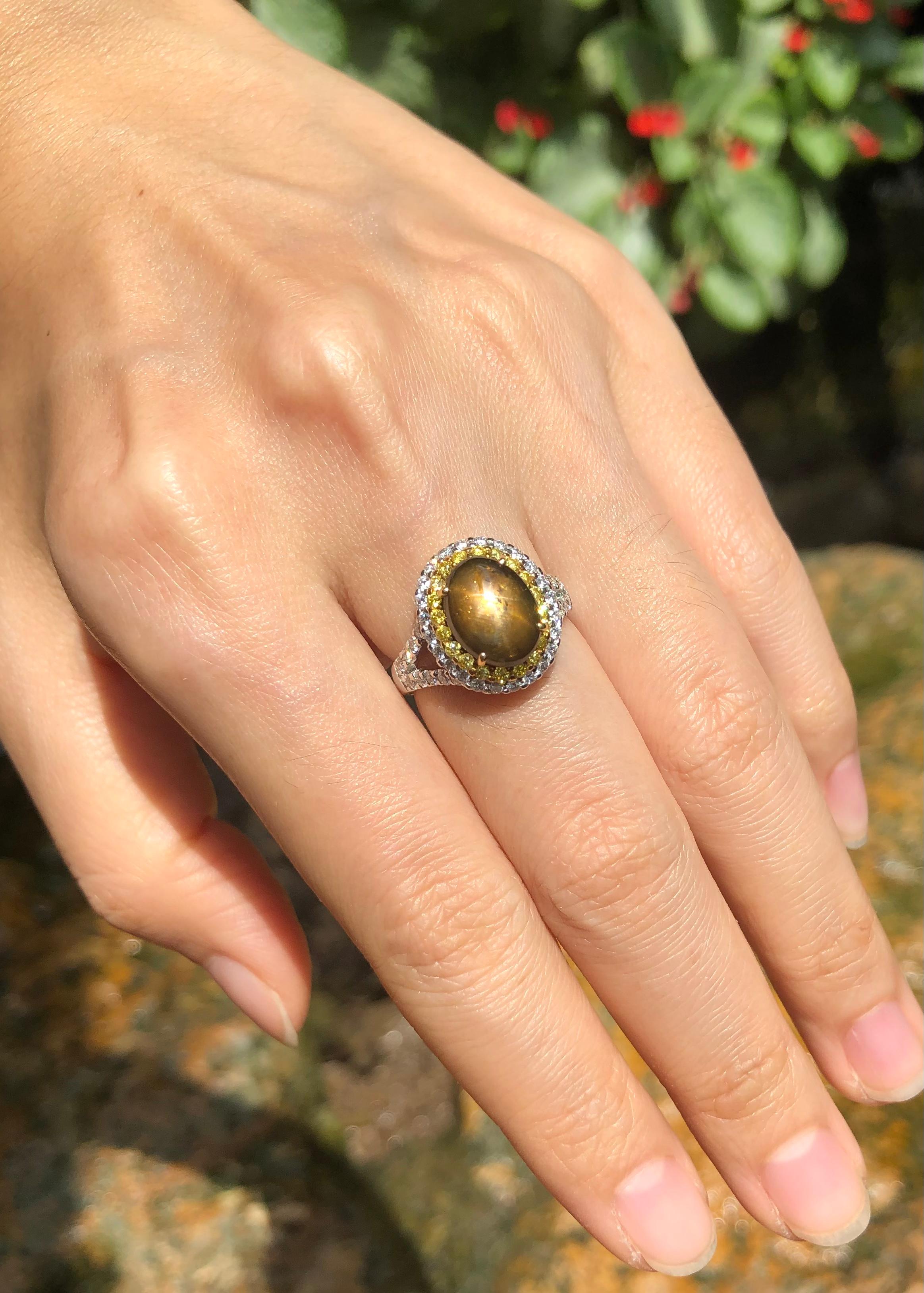 Goldener Ring mit goldenem Sternsaphir, gelbem Saphir und Diamant aus 18 Karat Weißgold  im Angebot 1