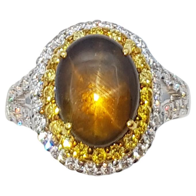 Goldener Ring mit goldenem Sternsaphir, gelbem Saphir und Diamant aus 18 Karat Weißgold  im Angebot