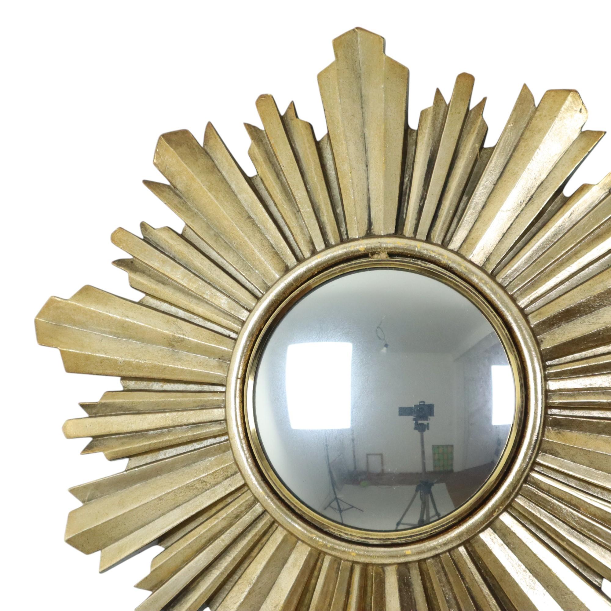 Schöner goldener Sonnenspiegel, Sonnenschliffspiegel aus goldfarbenem Hartplastik, mit konvexem Spiegelglas, vermutlich italienisch, 60-70er Jahre.

Der Spiegel hat eine sehr schöne Alterspatina, auch das Spiegelglas ist im Laufe der Zeit dekorativ
