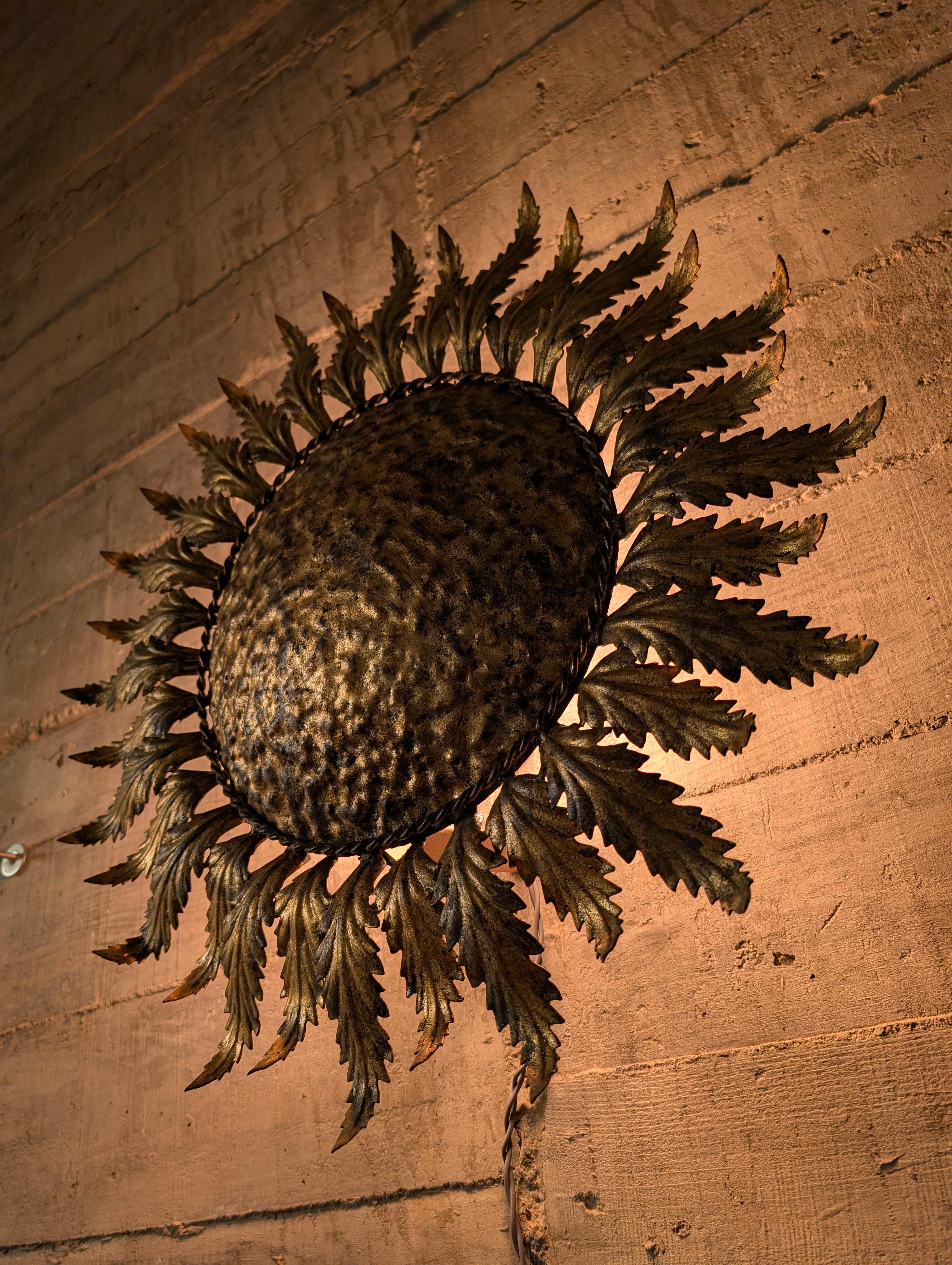 Lámpara de techo o de pared con rayos de sol dorados y hojas, años 50 Europeo en venta