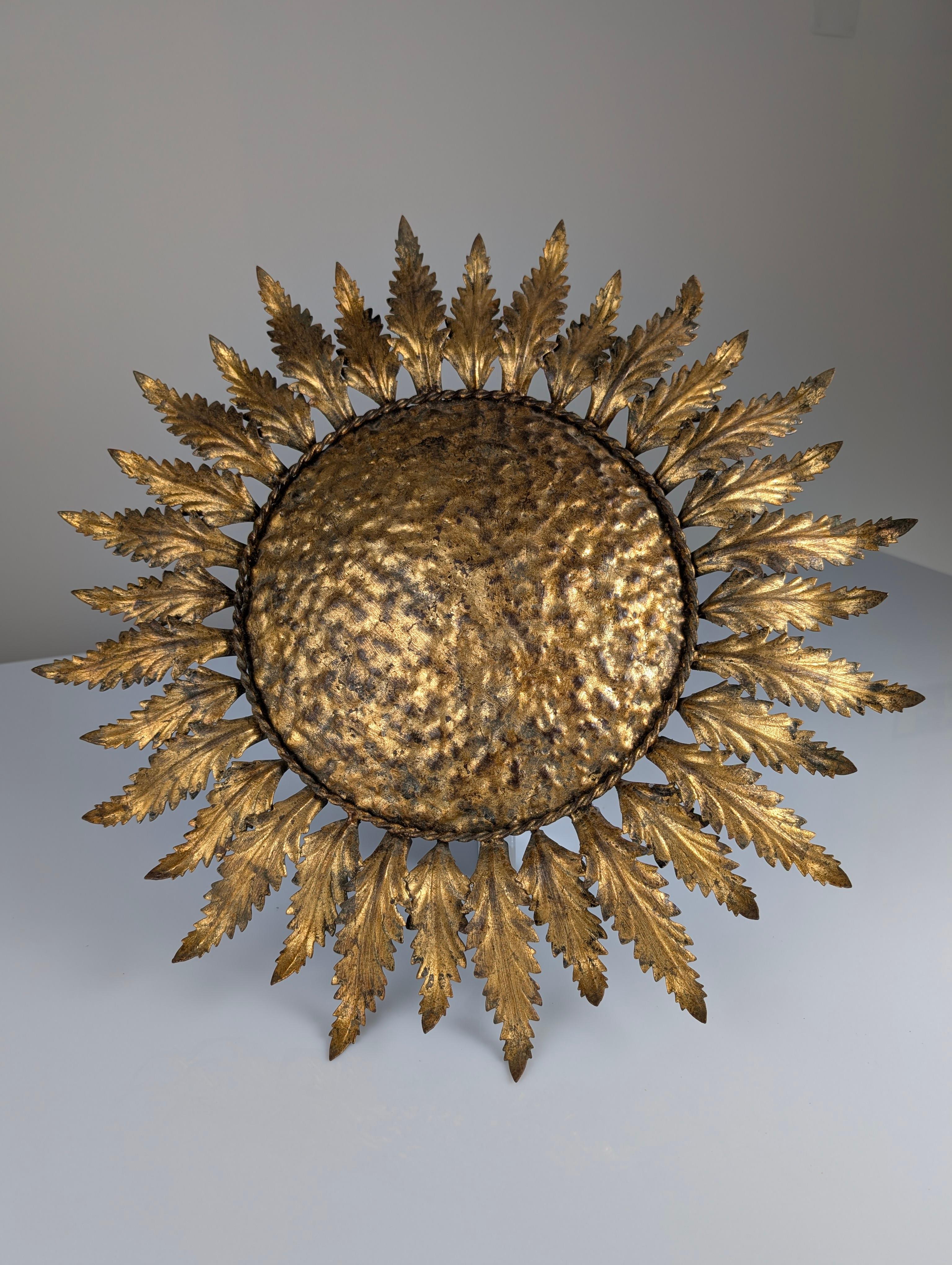 Lámpara de techo o de pared con rayos de sol dorados y hojas, años 50 Metal en venta