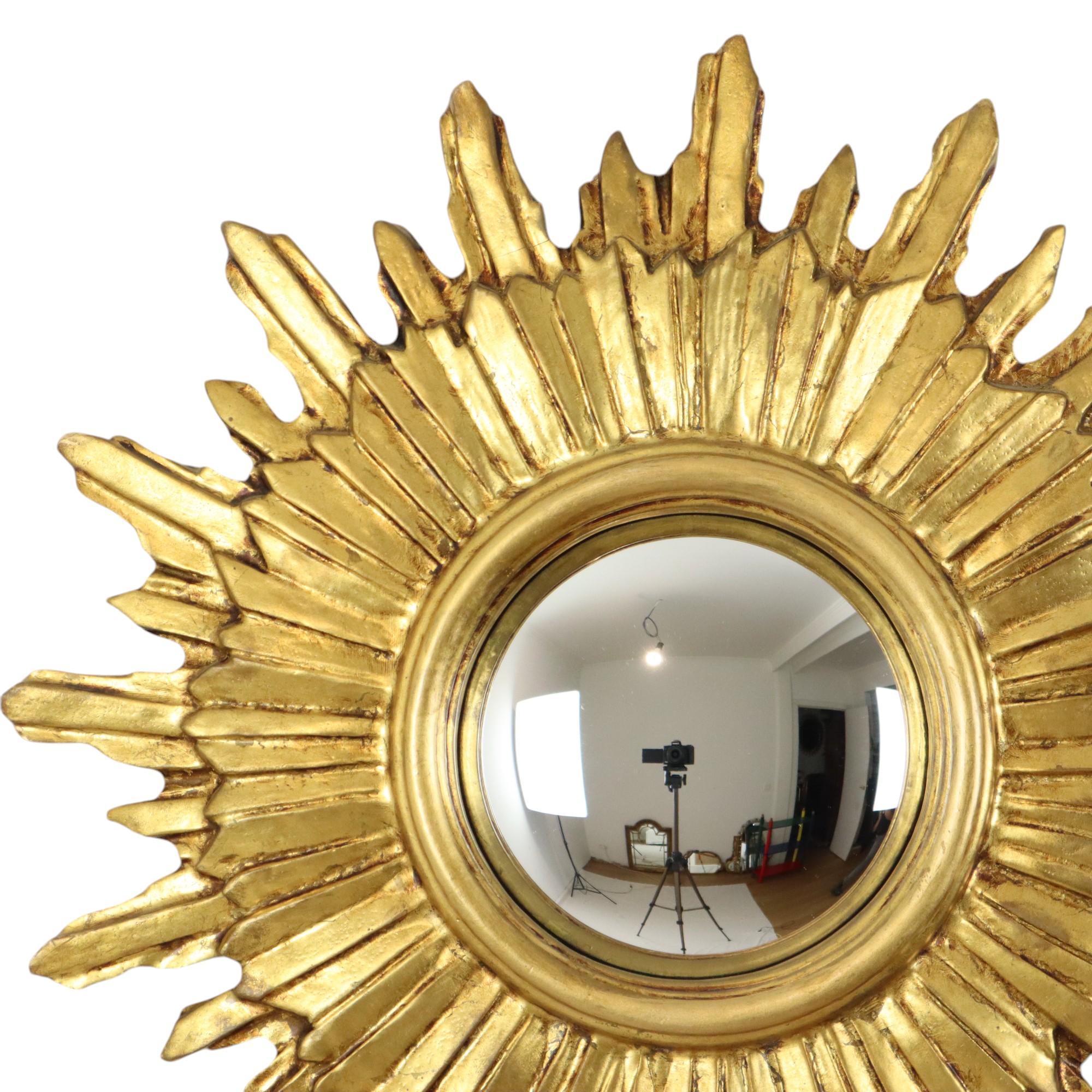 Authentischer goldfarbener Sonnenspiegel aus Holz, Sonnenschliffspiegel aus vergoldetem Holz mit konvexem Spiegel, Designobjekt aus den 1960er Jahren.

Diese Spiegel werden immer seltener, vor allem die Spiegel aus Holz, authentisches und zeitloses