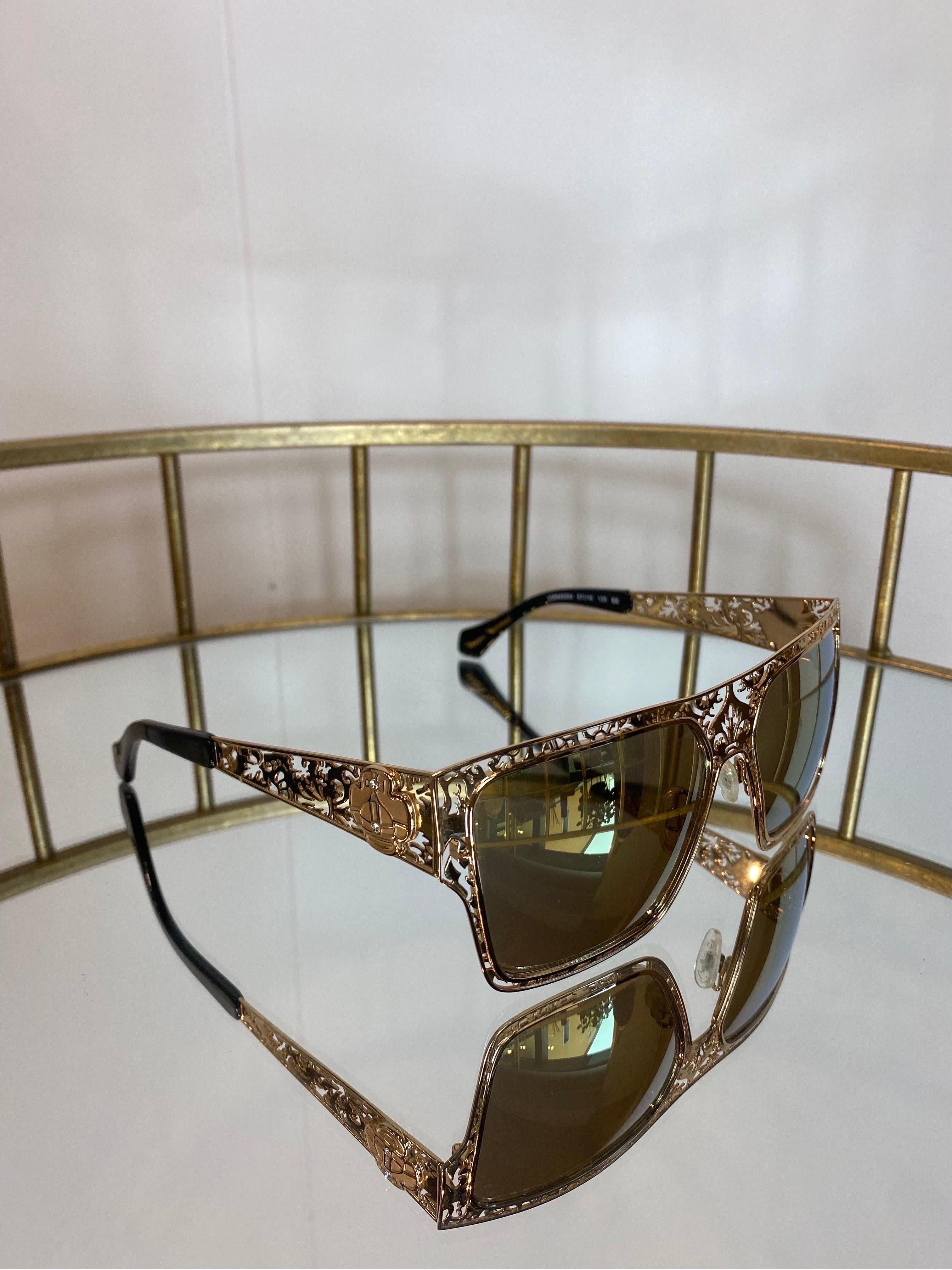 Vivienne Westwood golden glasses
Yellow mirror lens. Wrought and golden frame.
Metal.
Original golden case with logo.
Width 14
Height 5
Arm length 14
In addition to being in good condition, it shows normal signs of use.
