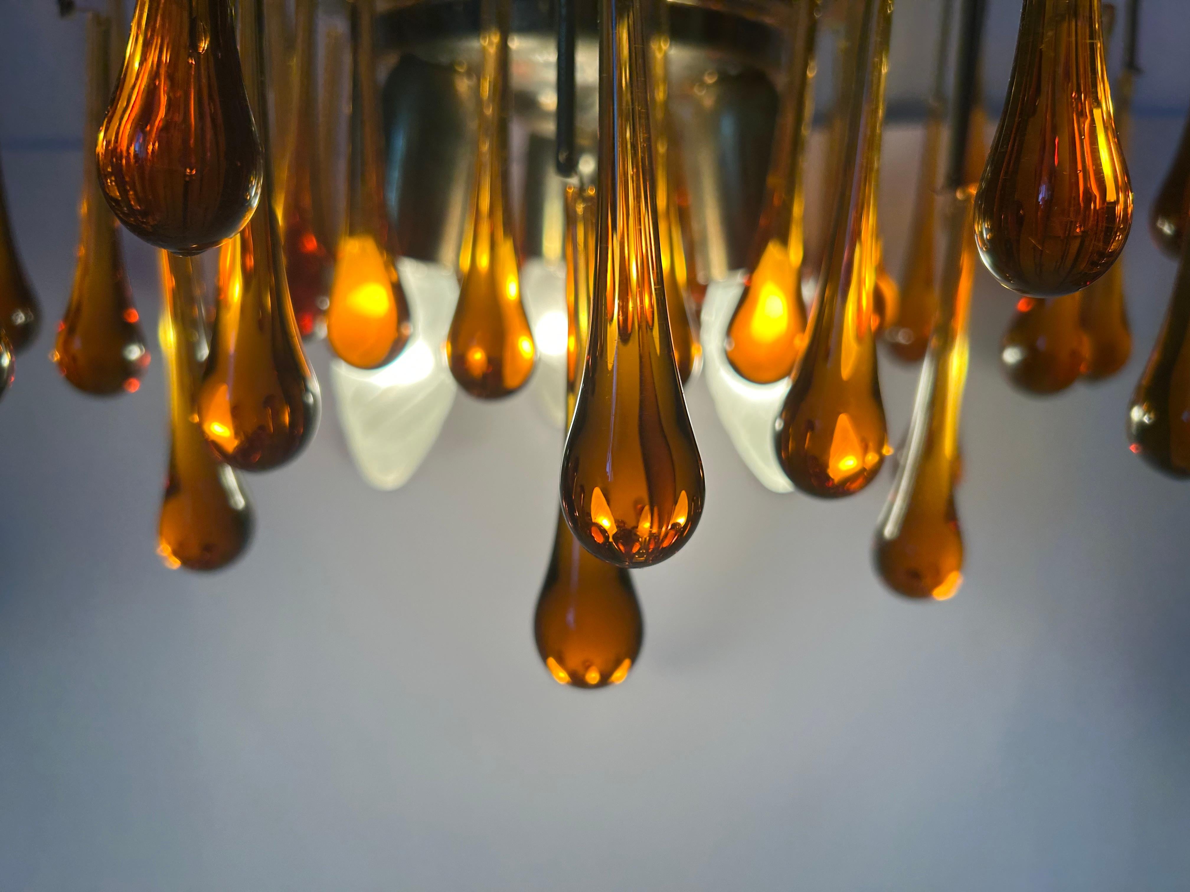 Funkelnde bernsteinfarbene Tropfen aus reinem Murano-Glas. Die in den Abmessungen angegebene Höhe schließt die Kette ein.