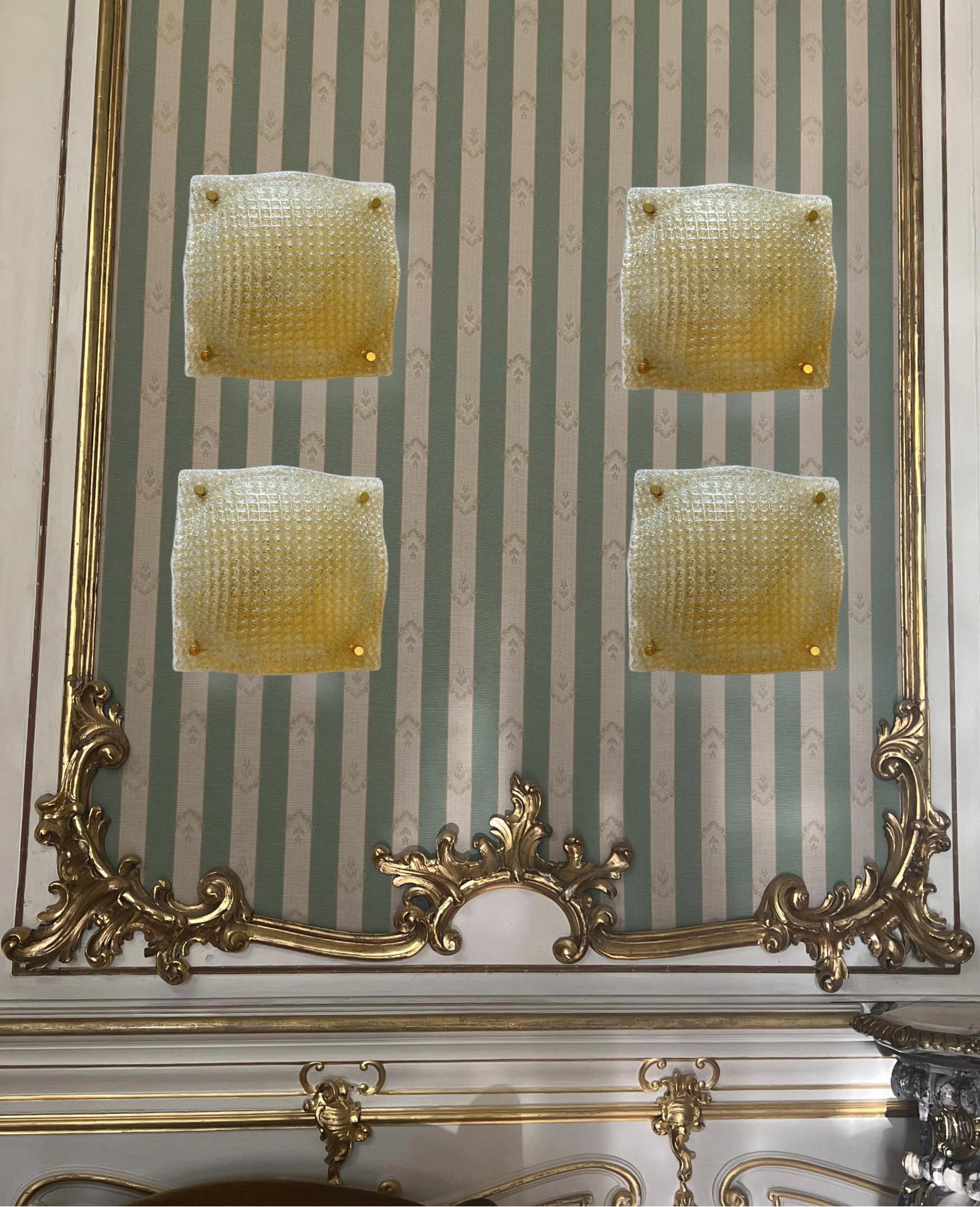 Elegante Deckenleuchten mit einer einzigen Lampenfassung. 