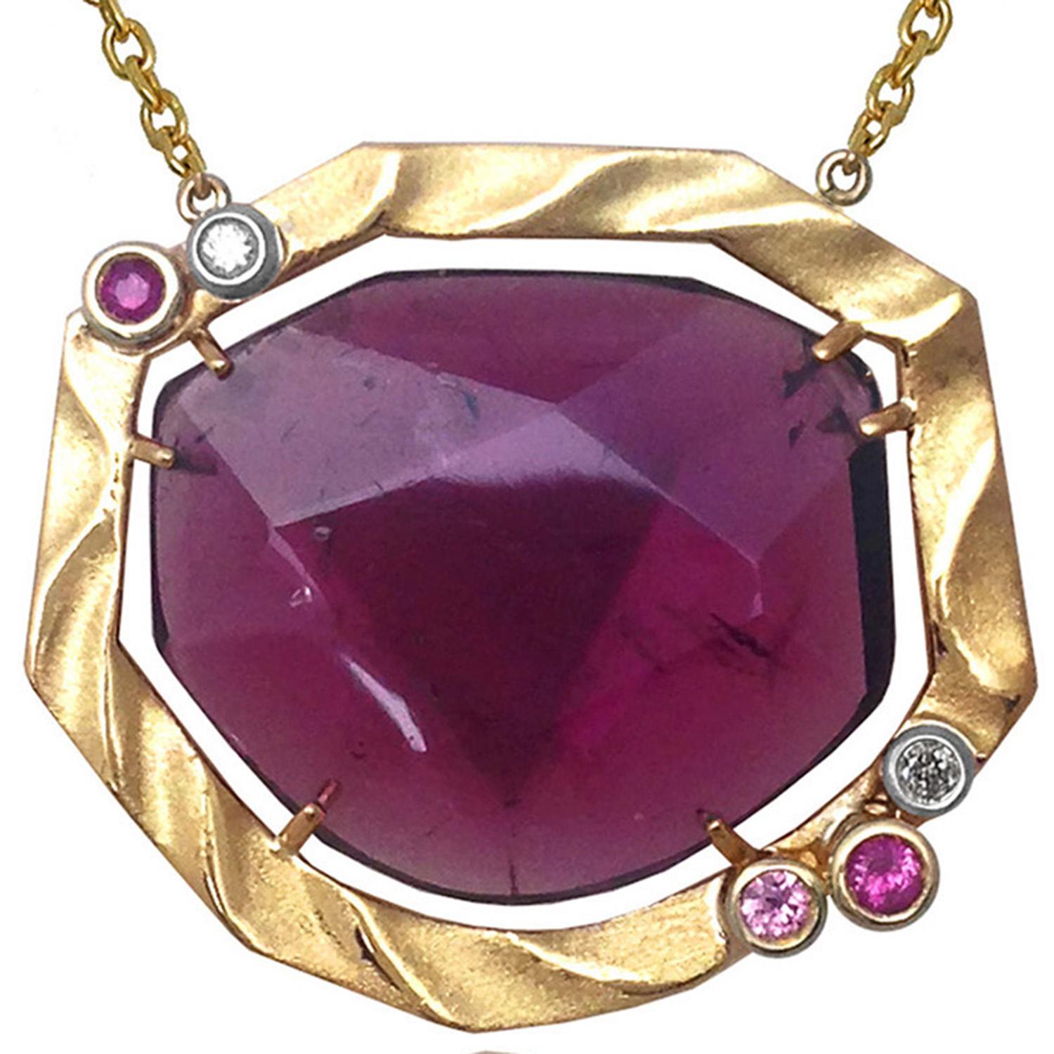 Large Pink Tourmaline 18 Karat Yellow Gold Necklace with Rubies and Diamonds In New Condition For Sale In New York, NY