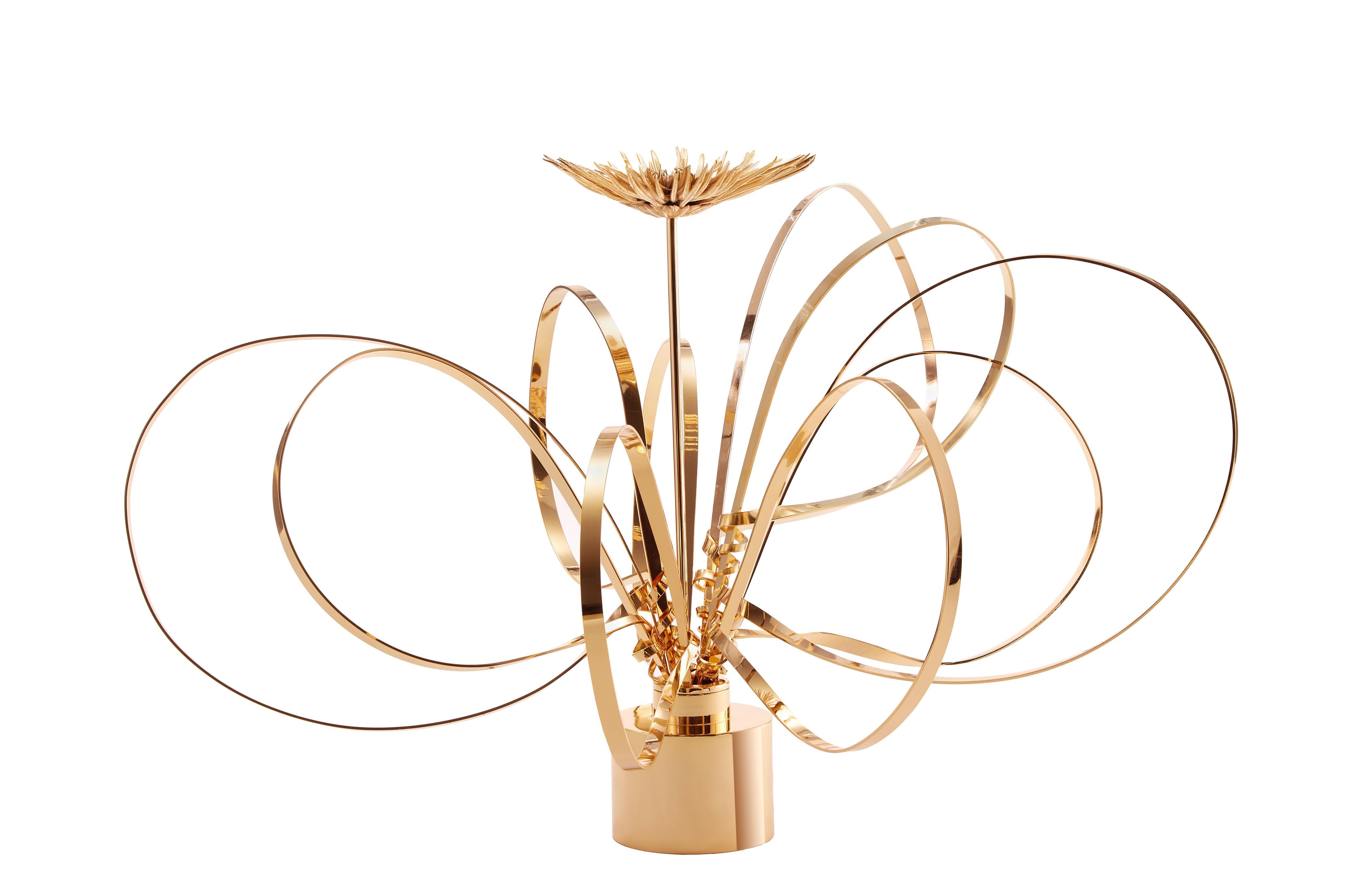 Golden Swirls and Mum by Art Flower Maker
Unique Piece.
Dimensions: Ø 59 x H 33 cm.
Materials: 24 K Gold Plated Brass.

The artistic eye of The Art Flower Maker combined with Italian artisanal metalwork has brought to life these unique pieces which